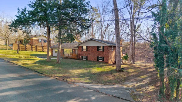 a view of a house with a yard