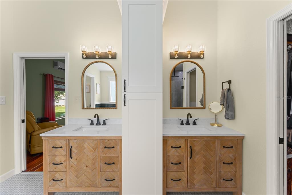 1209 Roxboro Road Longwood, FL 32750 - Photo 32 of 74 a bathroom with double vanity sinks and a mirror