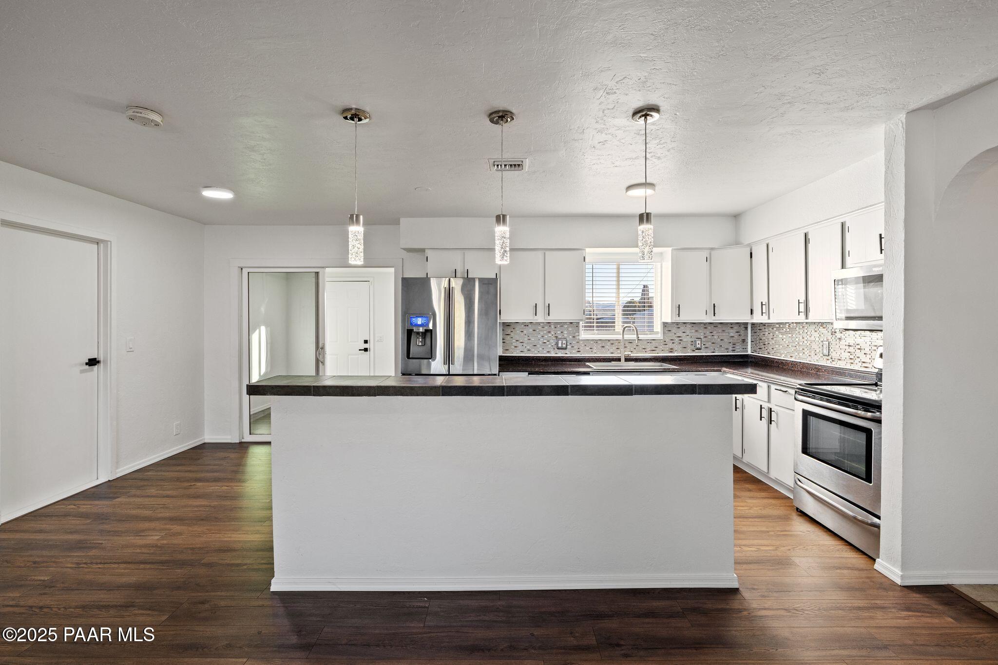 8070 East Gale Road Prescott Valley, AZ 86314 - Photo 9 of 38 Kitchen
