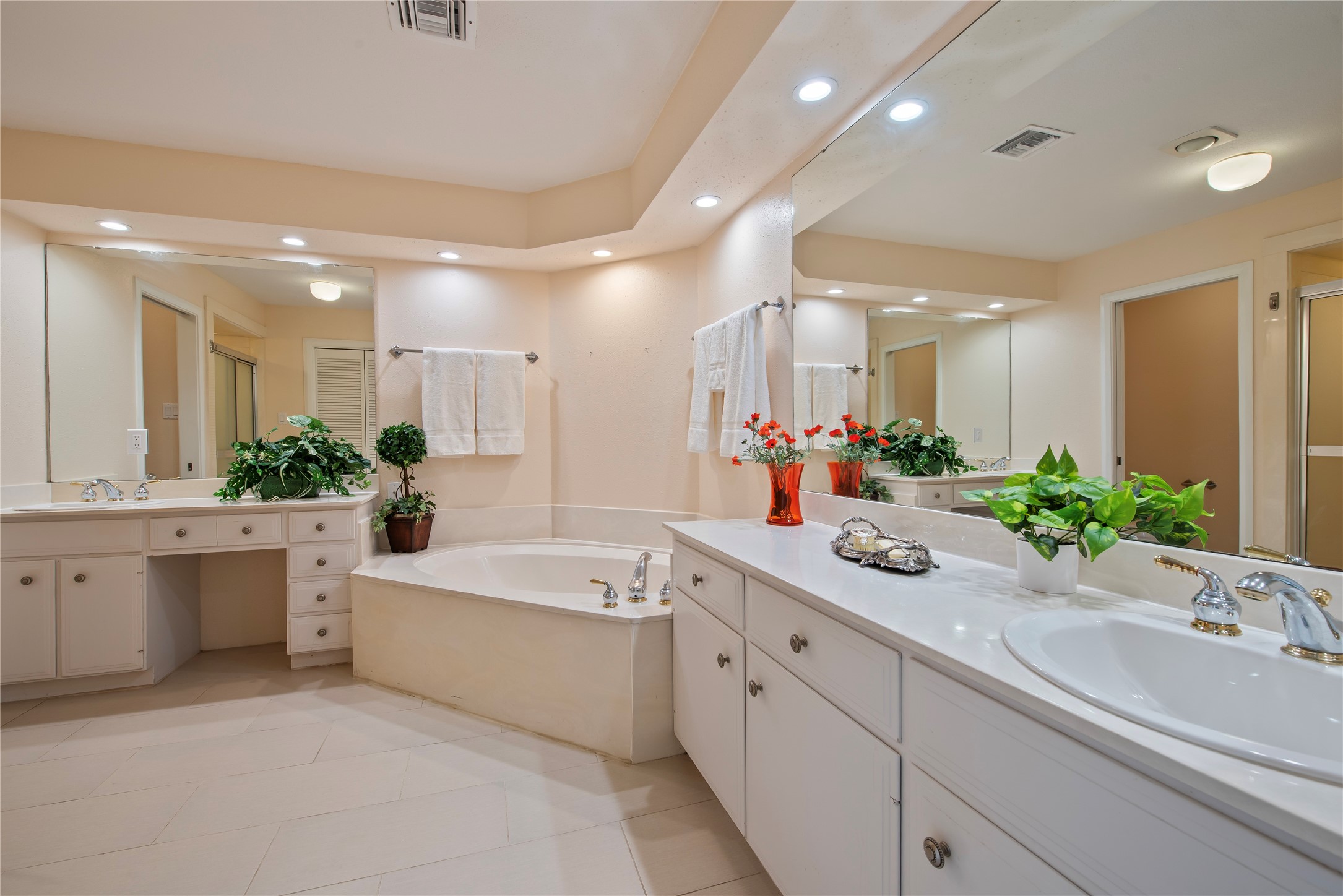 2037 Enterprise Avenue League City, TX 77573 - Photo 26 of 49 a large bathroom with a large tub and sink