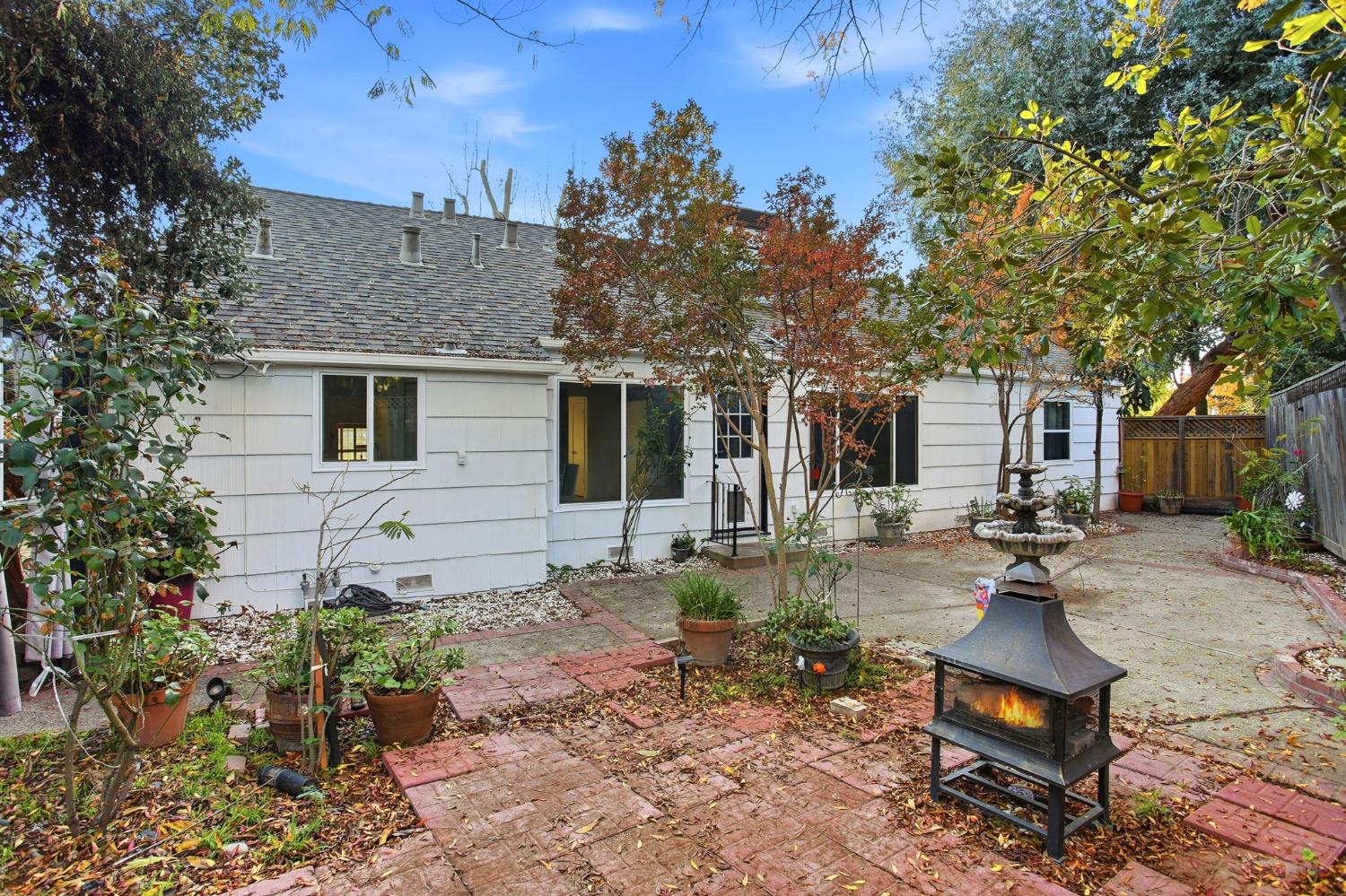 3801 Woodcrest Road Sacramento, CA 95821 - Photo 32 of 35 a backyard of a house with seating space