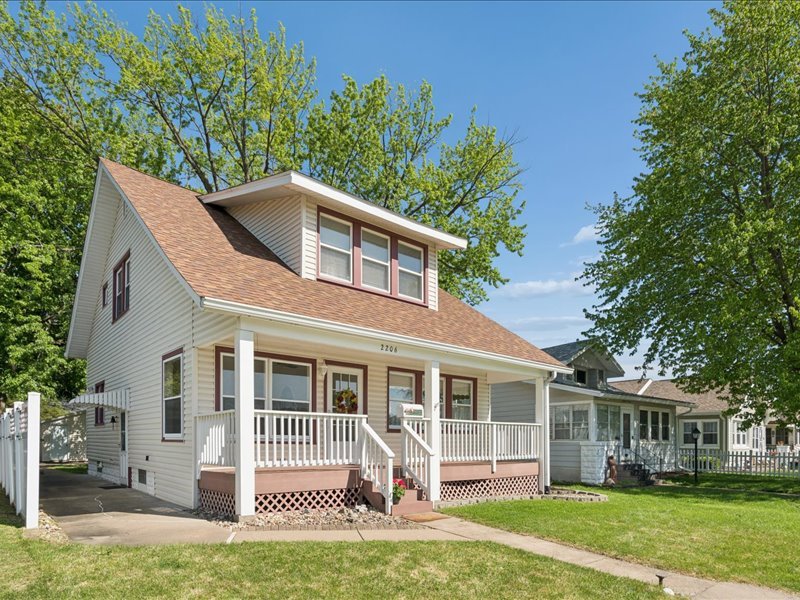 2206 6th Street Moline, IL 61265 - Photo 2 of 36