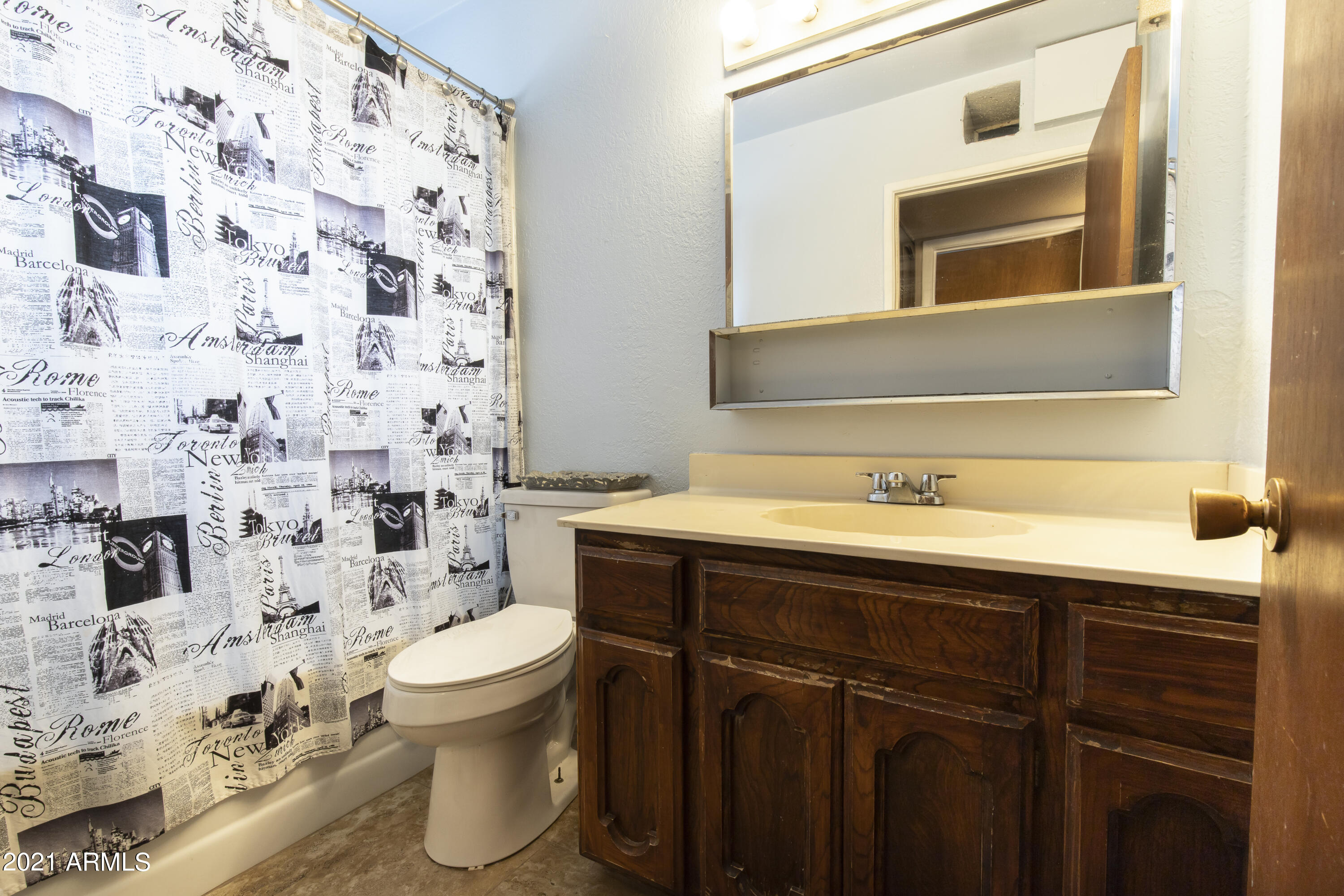 3021 West Madison Street Phoenix, AZ 85009 - Photo 9 of 20 Full Bath