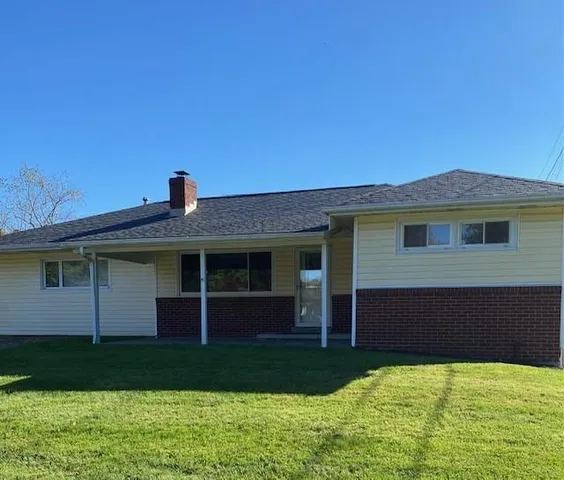 a view of a house with backyard