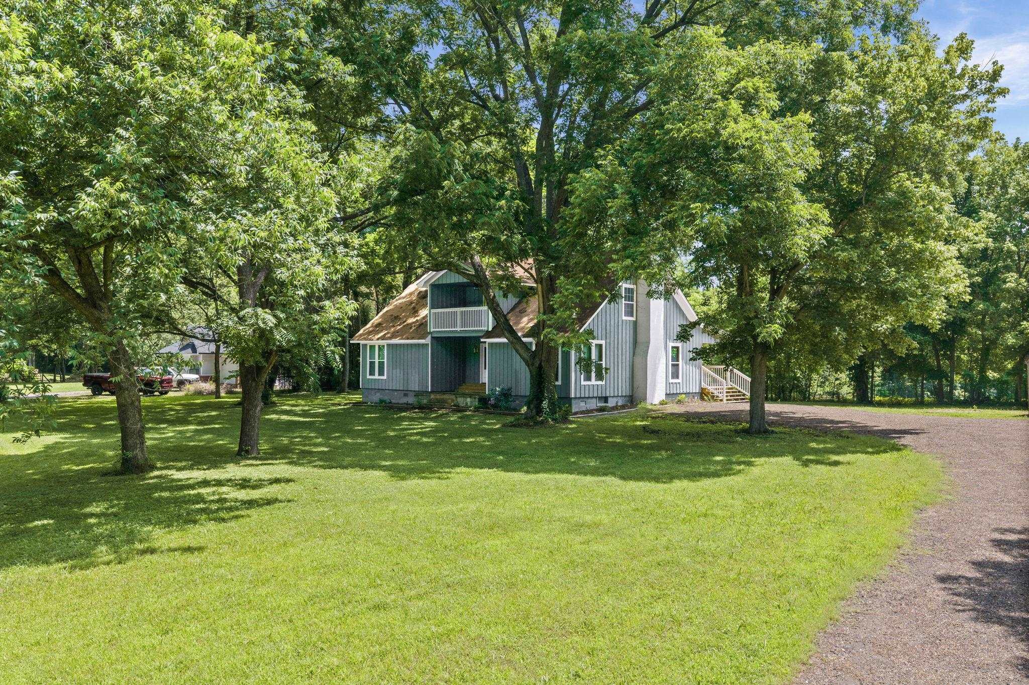 6224 Benjestown Road Memphis, TN 38127 - Photo 4 of 39 Charming residence set on a spacious, verdant lot with mature trees