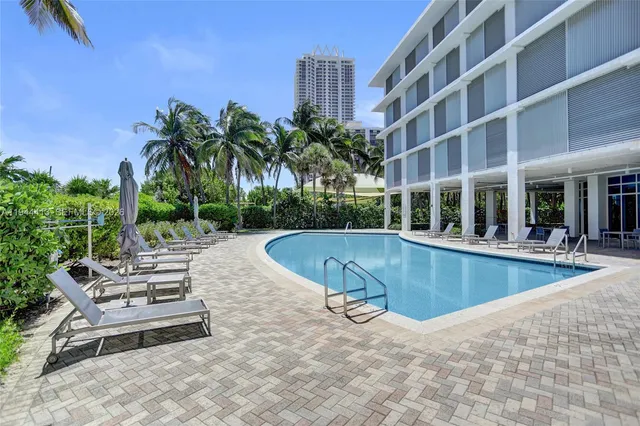 $4,700 | 6515 Collins Avenue, Unit 1806, Miami Beach, FL 33141