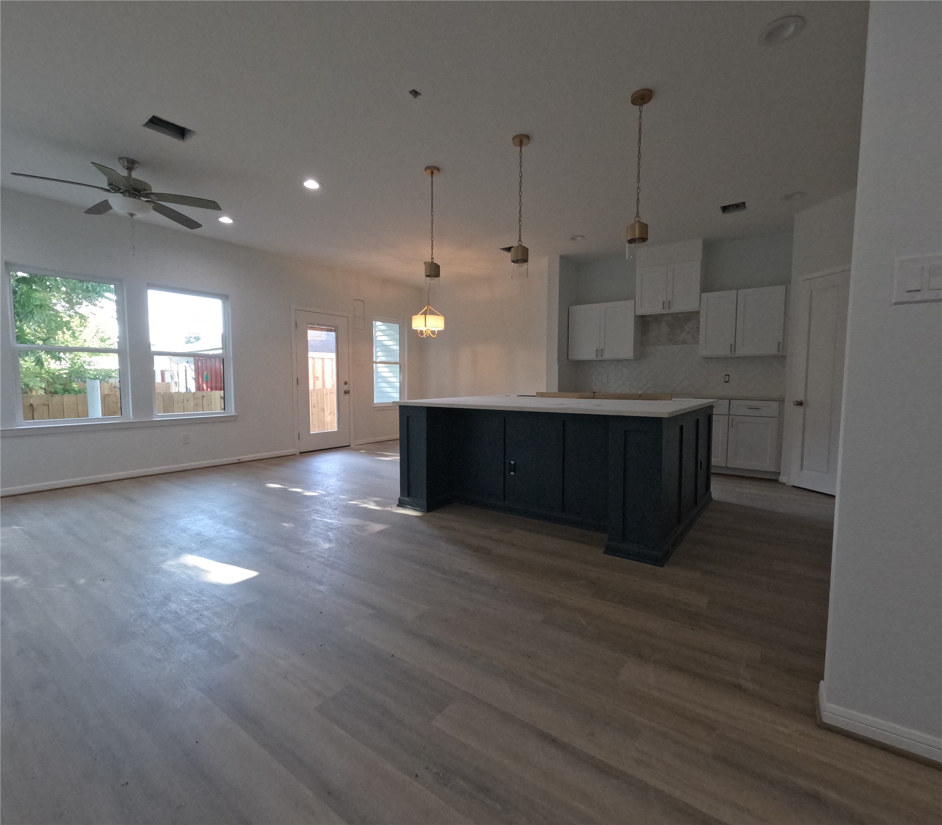 9427 Coffee Street Houston, TX 77033 - Photo 4 of 23 Kitchen