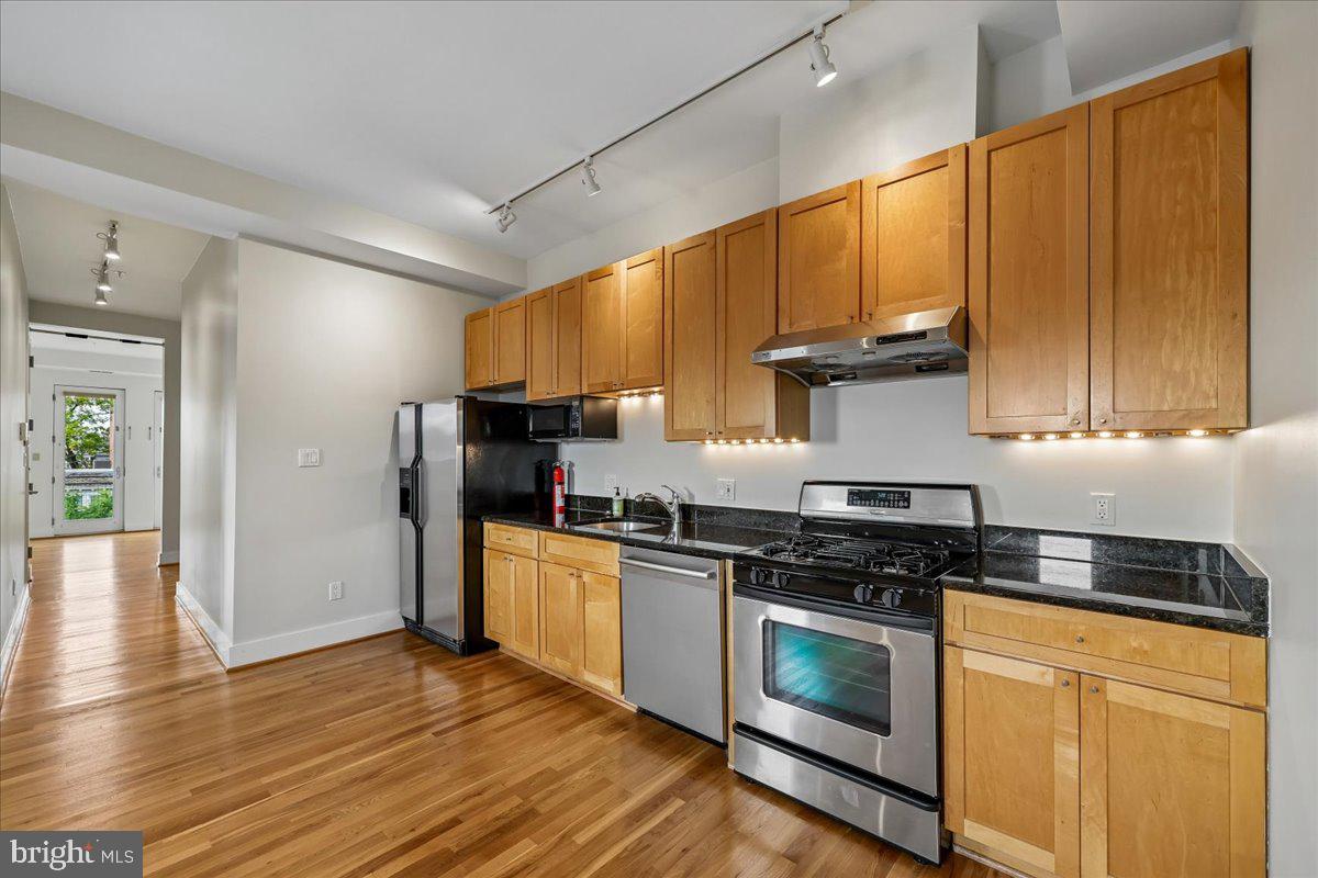 1819 Belmont Road Northwest, Unit 4 Washington, DC 20009 - Photo 9 of 67 Well appointed kitchen