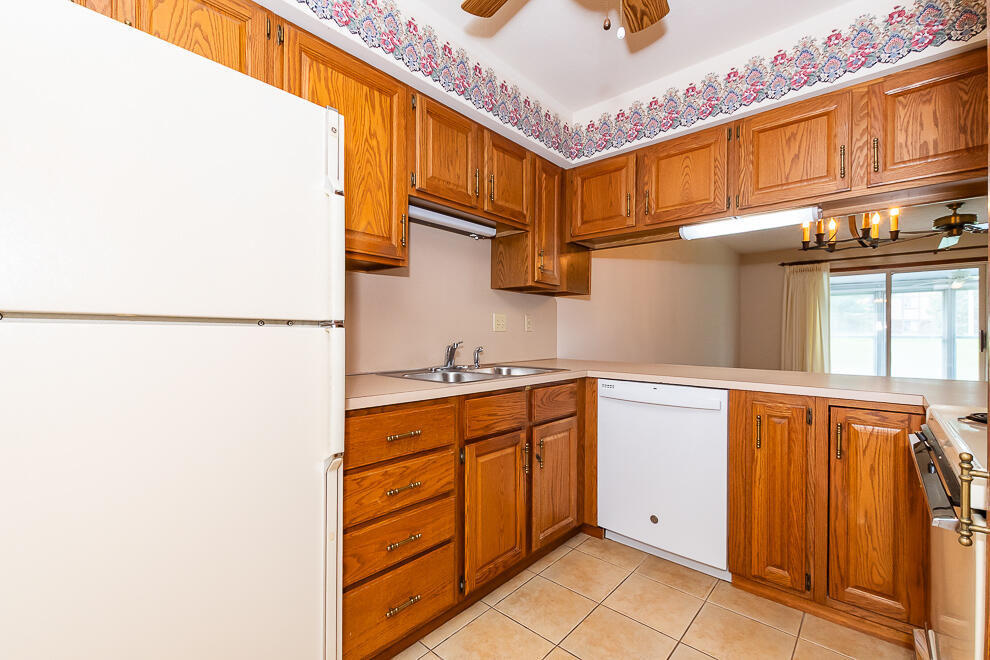 5286 Green Meadow Road Kalamazoo, MI 49009 - Photo 3 of 33 RN5_2259