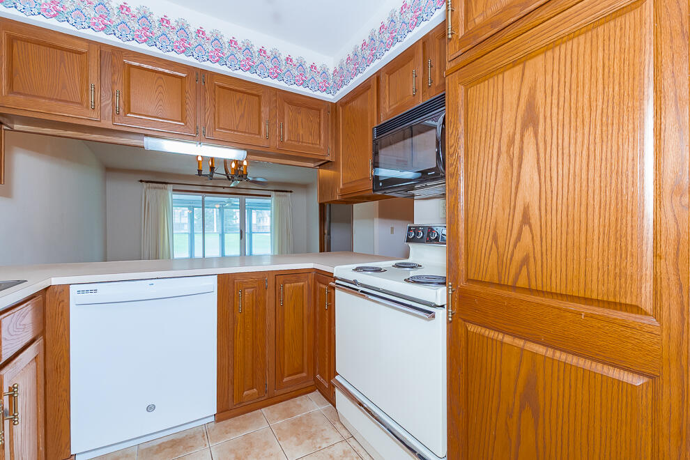 5286 Green Meadow Road Kalamazoo, MI 49009 - Photo 4 of 33 RN5_2260