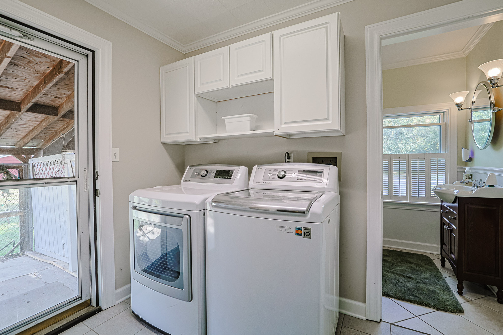921 Guerin Road Libertyville, IL 60048 - Photo 13 of 43 a utility room with dryer and washer