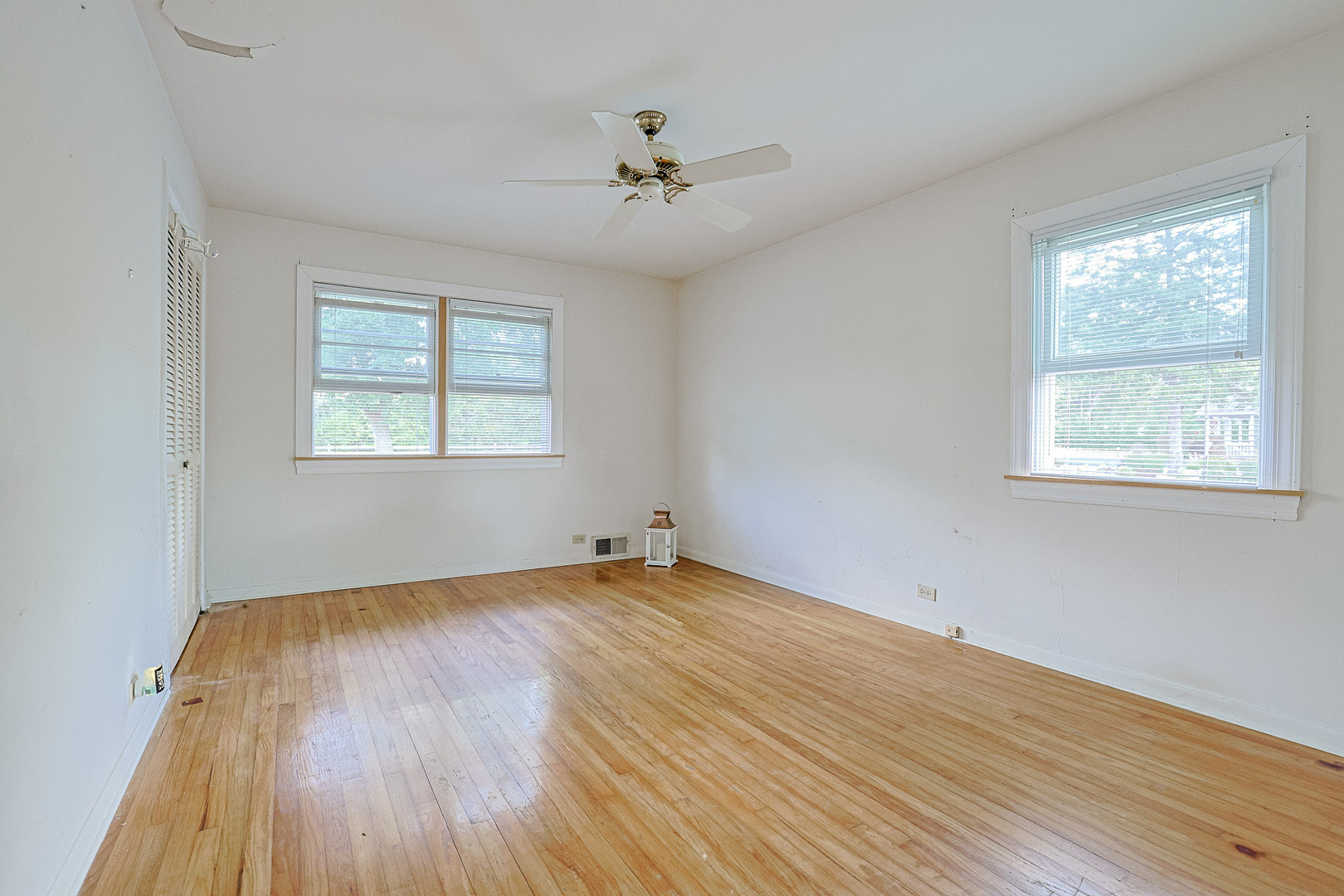 921 Guerin Road Libertyville, IL 60048 - Photo 14 of 43 a view of an empty room with wooden floor and a window
