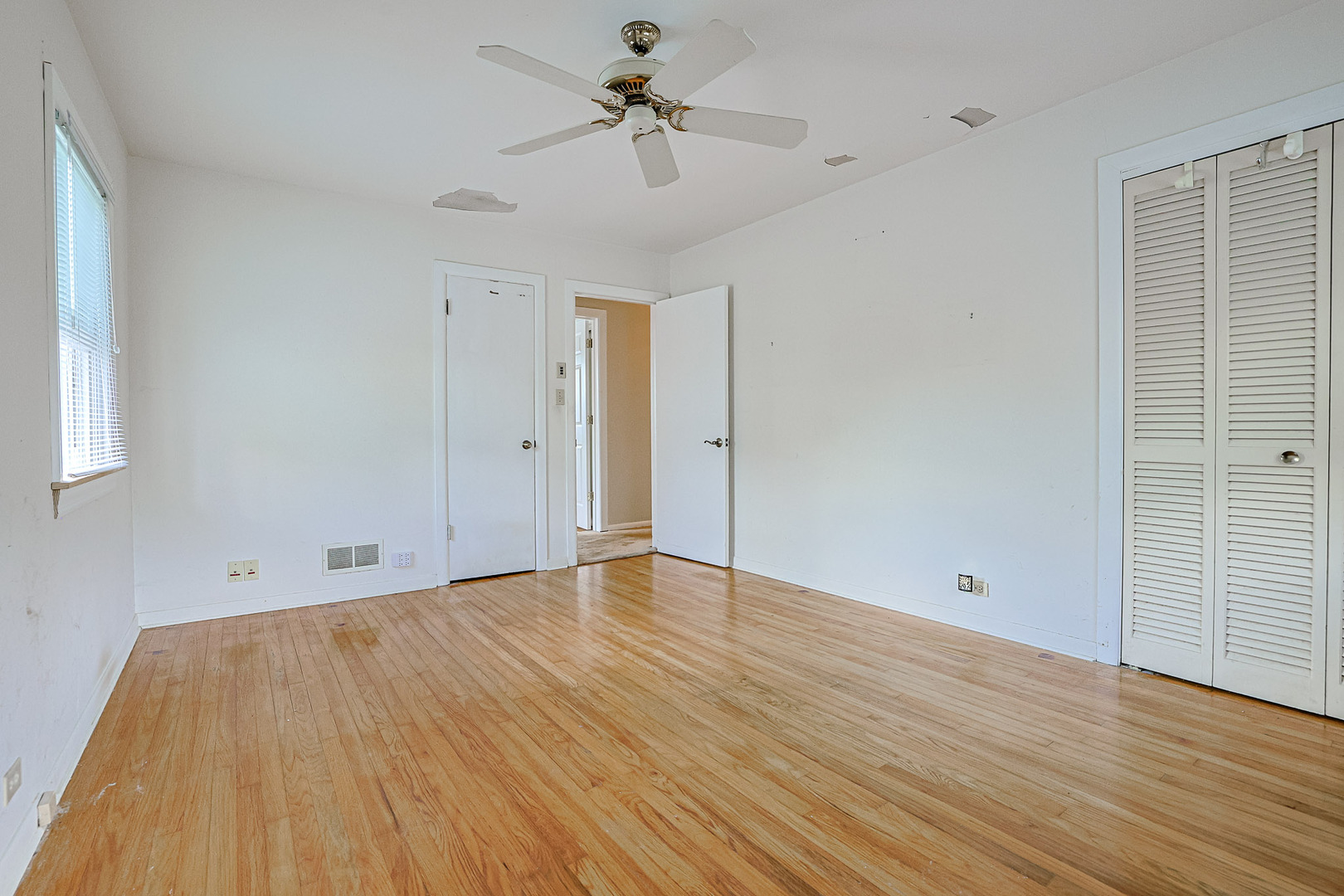 921 Guerin Road Libertyville, IL 60048 - Photo 15 of 43 a view of an empty room with wooden floor