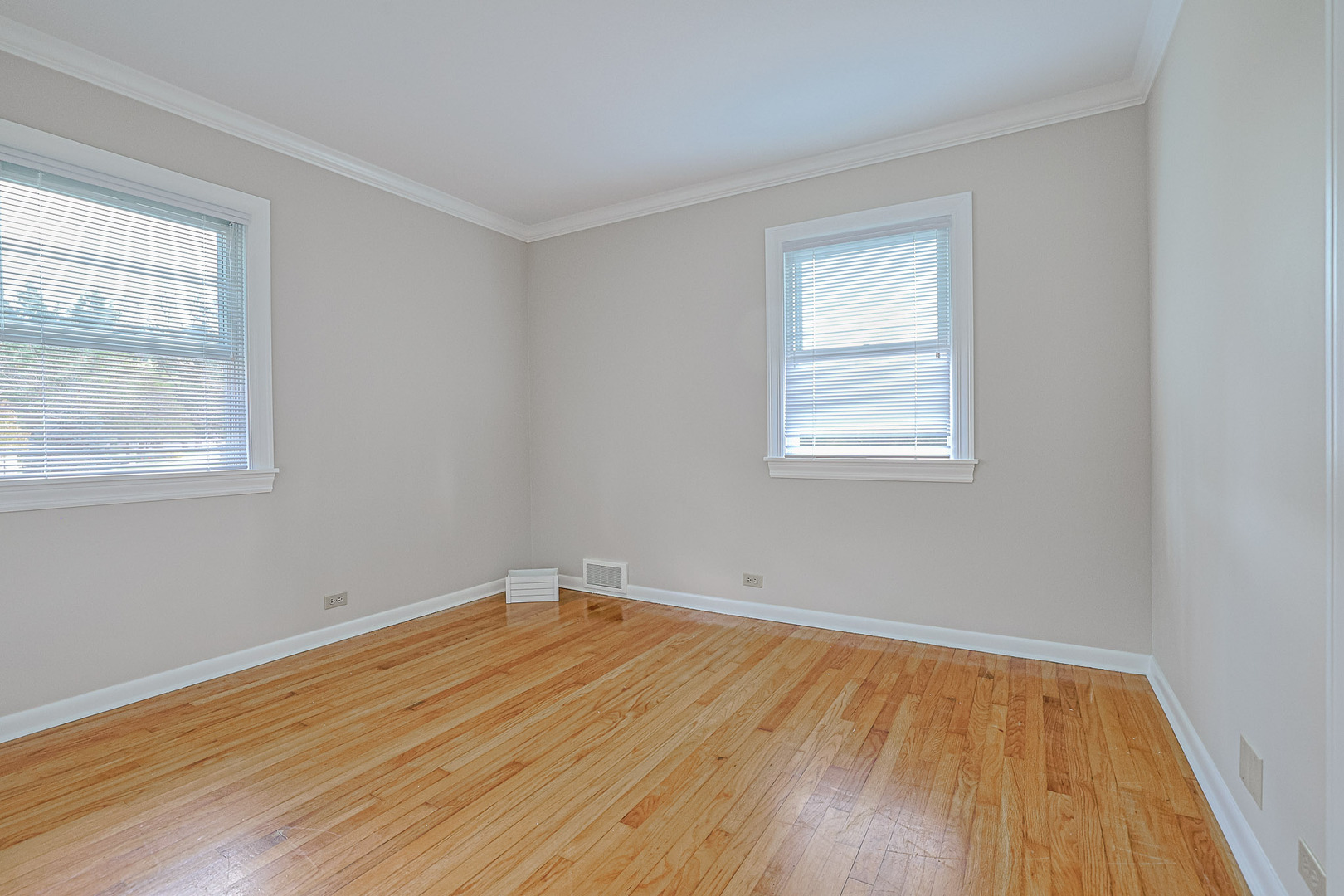 921 Guerin Road Libertyville, IL 60048 - Photo 16 of 43 a view of a room with wooden floor and windows