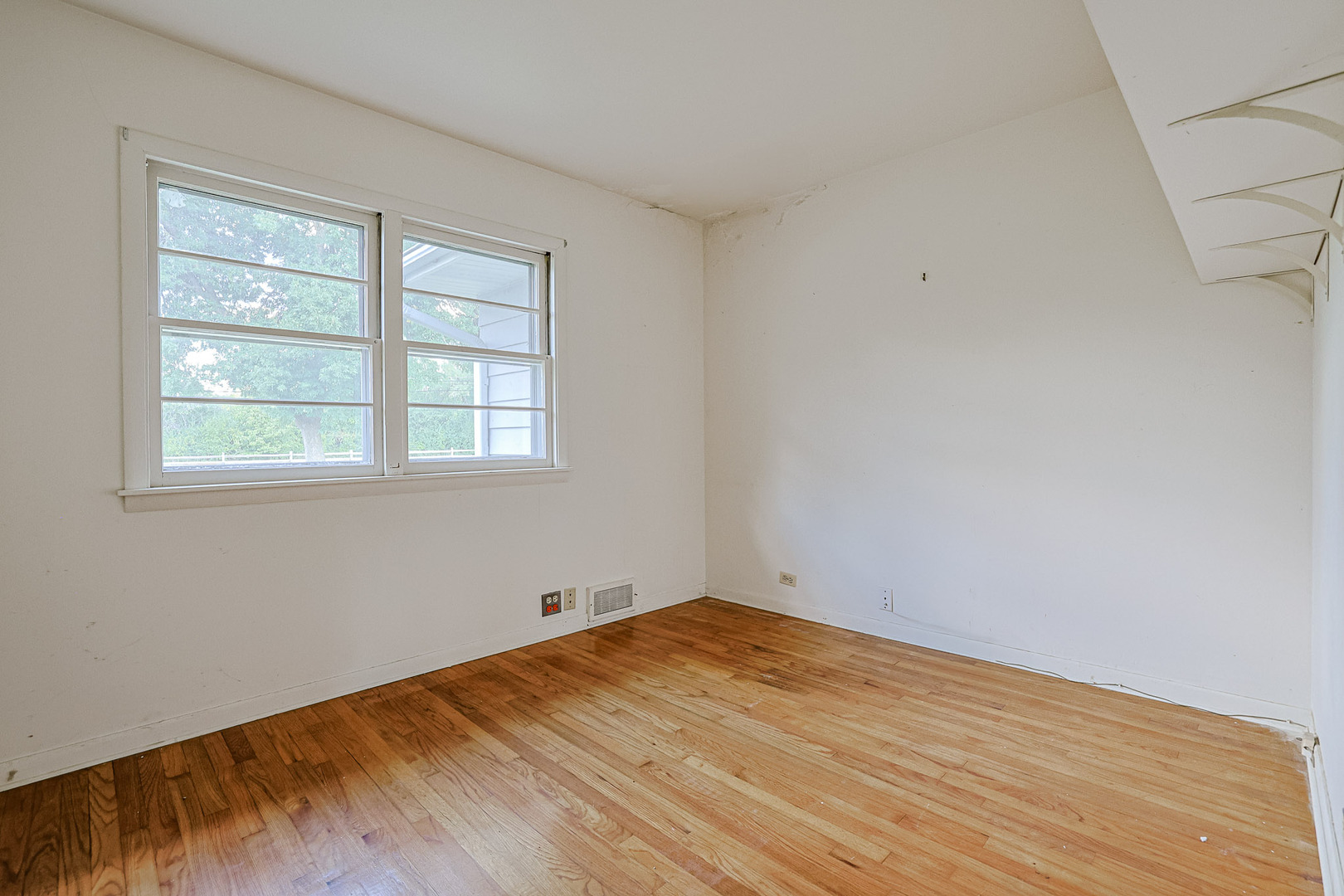 921 Guerin Road Libertyville, IL 60048 - Photo 18 of 43 an empty room with a window