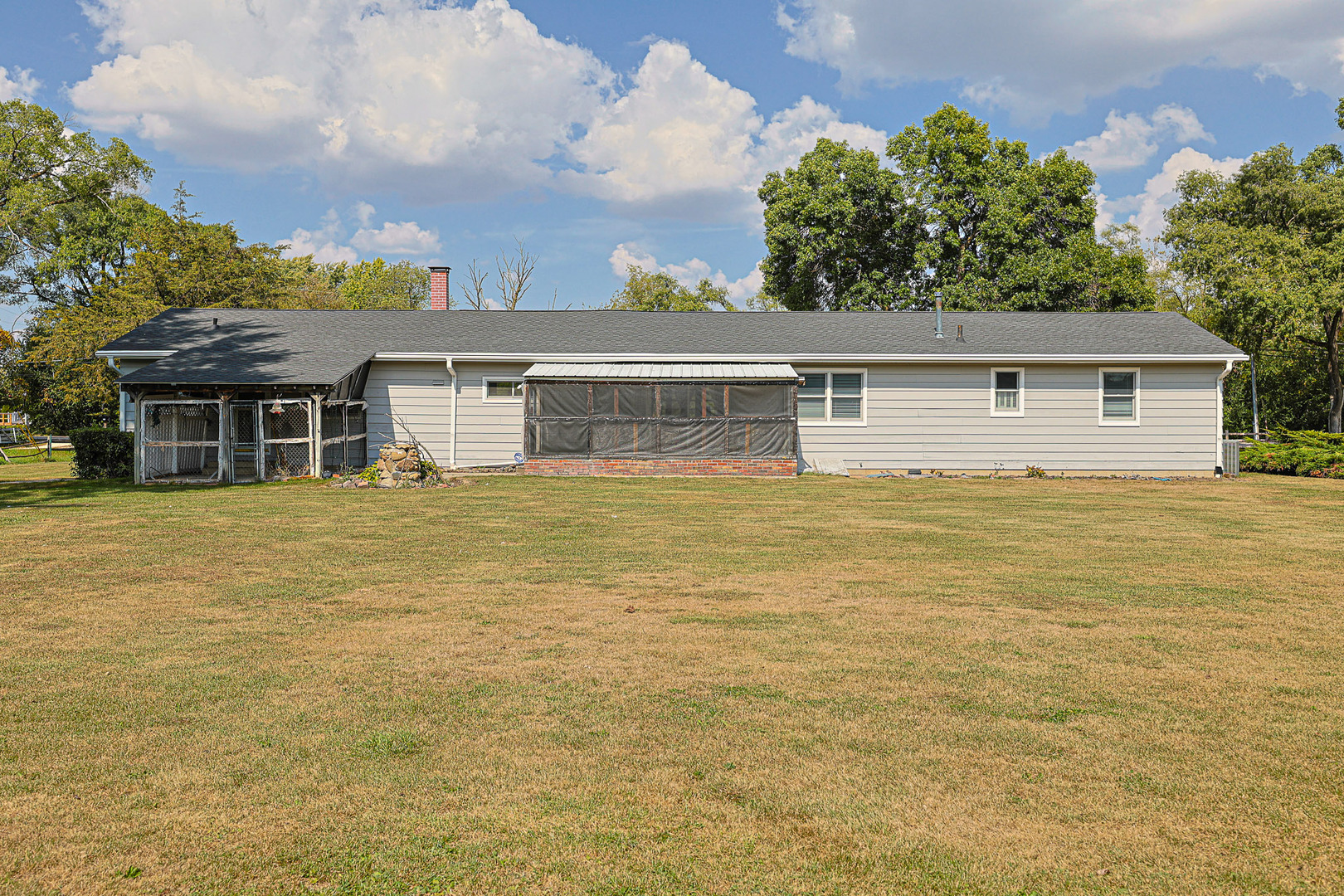 921 Guerin Road Libertyville, IL 60048 - Photo 24 of 43 a view of a house with a swimming pool