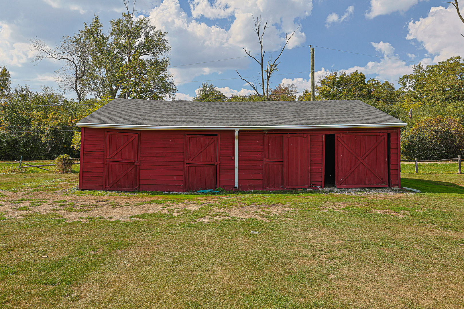 921 Guerin Road Libertyville, IL 60048 - Photo 26 of 43 a view of a yard with an outdoor space