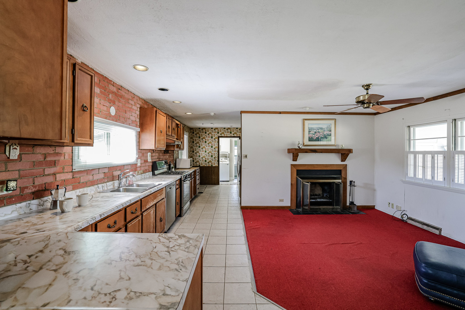 921 Guerin Road Libertyville, IL 60048 - Photo 8 of 43 a living room with stainless steel appliances furniture a fireplace and a open kitchen view