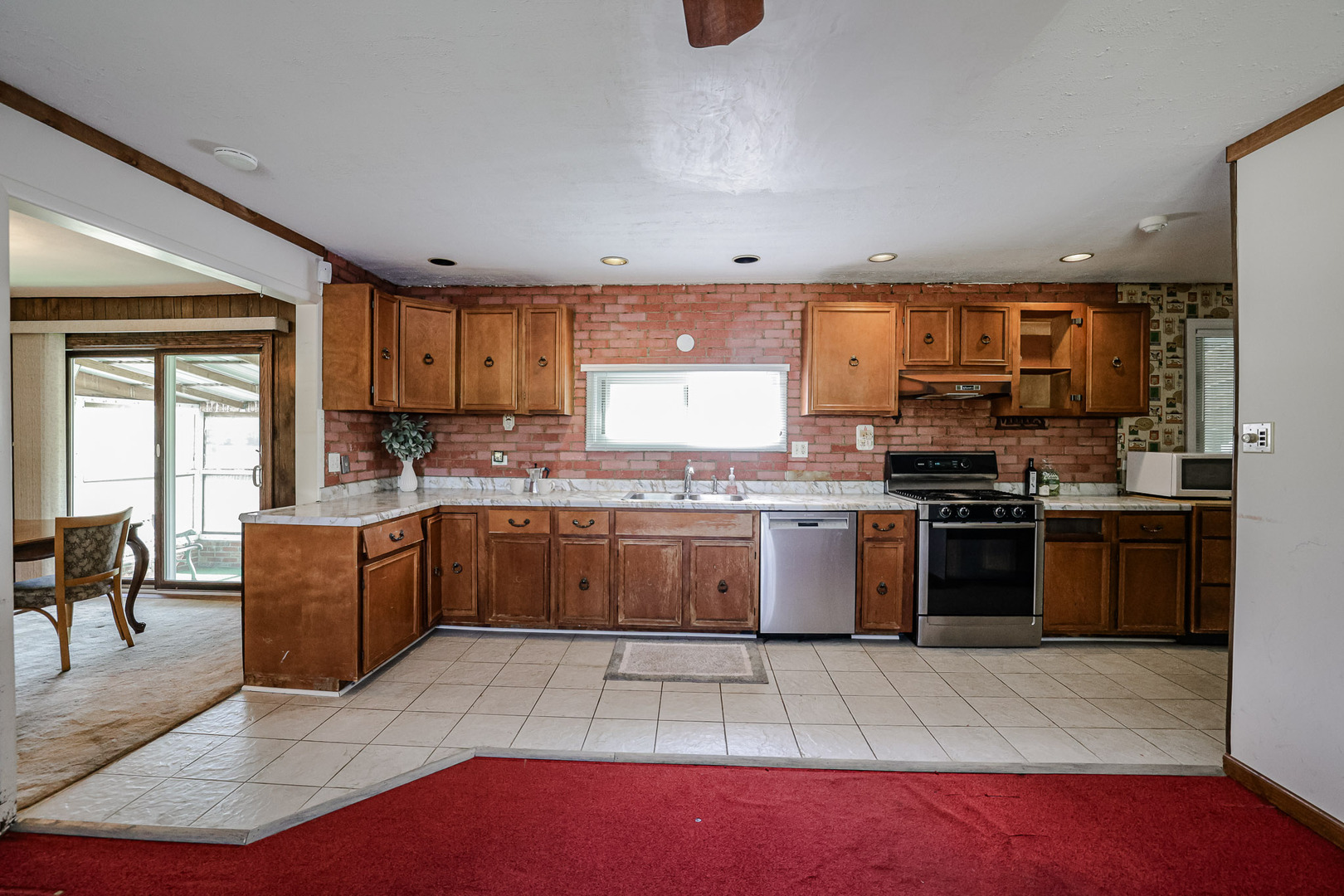 921 Guerin Road Libertyville, IL 60048 - Photo 9 of 43 a large kitchen with lots of counter top space and stainless steel appliances