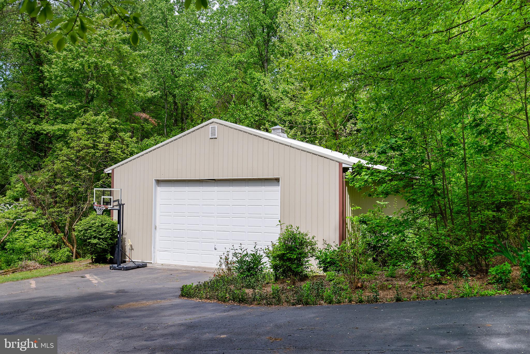 39225 Foxhill Road Leesburg, VA 20175 - Photo 14 of 39 Detached garage w/lift-workshop & loft