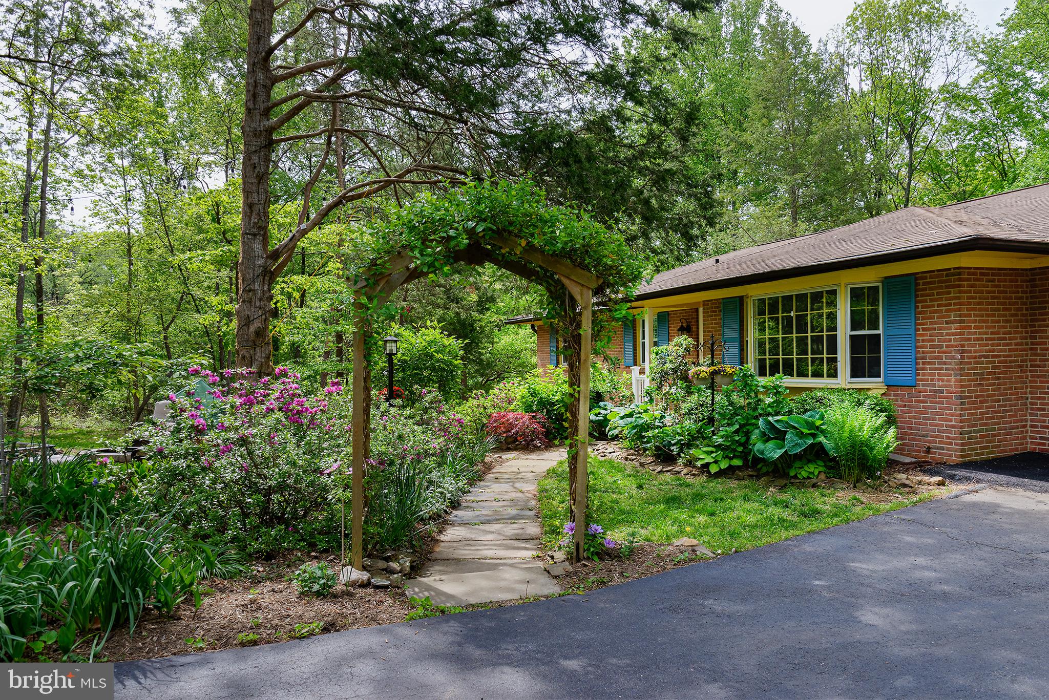 39225 Foxhill Road Leesburg, VA 20175 - Photo 3 of 39 Walkway to front door