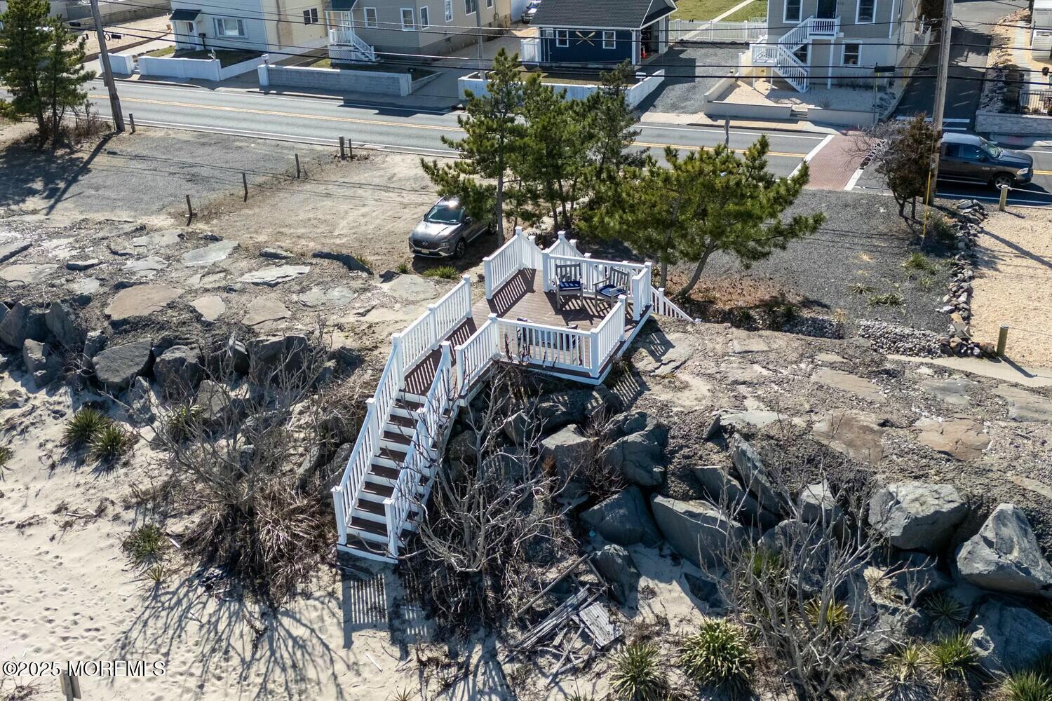 20 Riverview Place Sea Bright, NJ 07760 - Photo 82 of 107 Private staircase