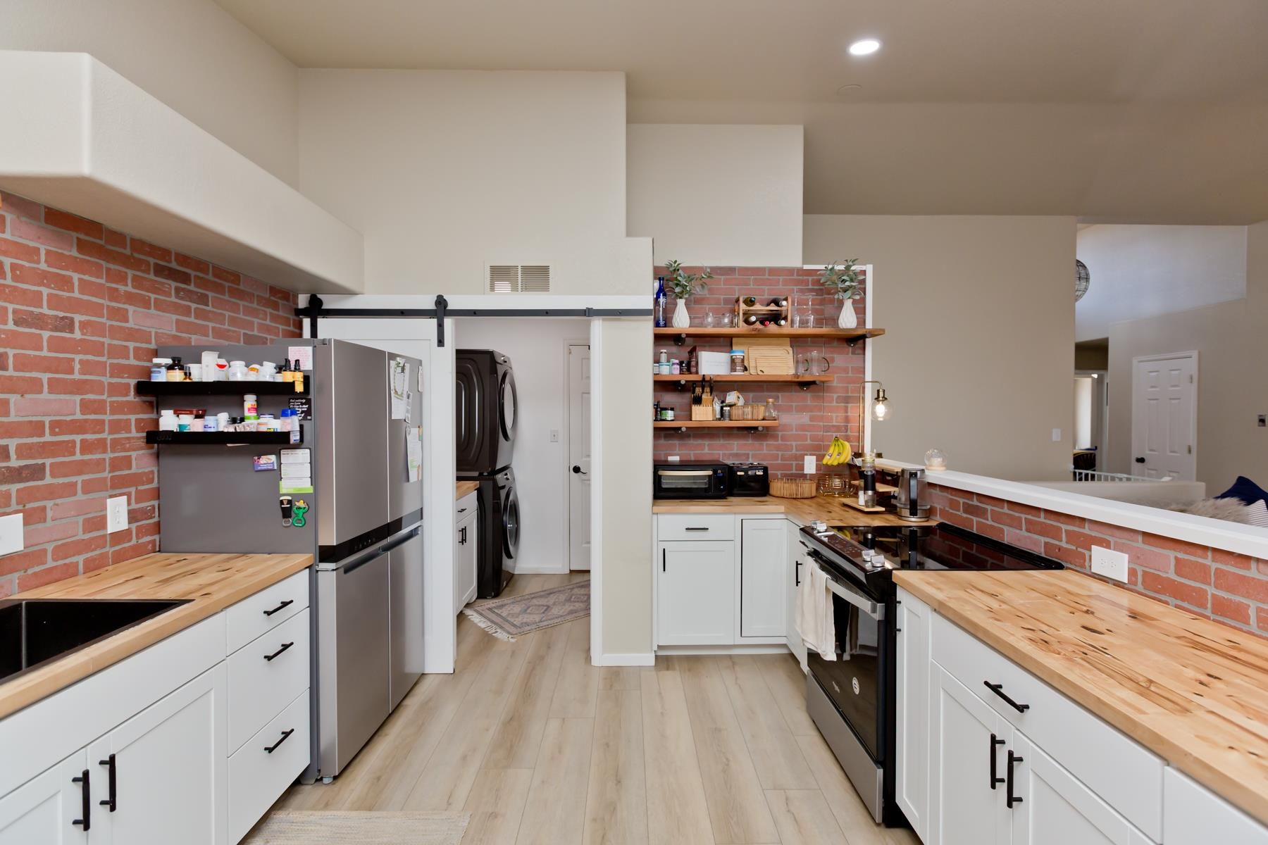 528 Park Ridge Court Grand Junction, CO 81507 - Photo 13 of 42 a kitchen with granite countertop a refrigerator stove and sink