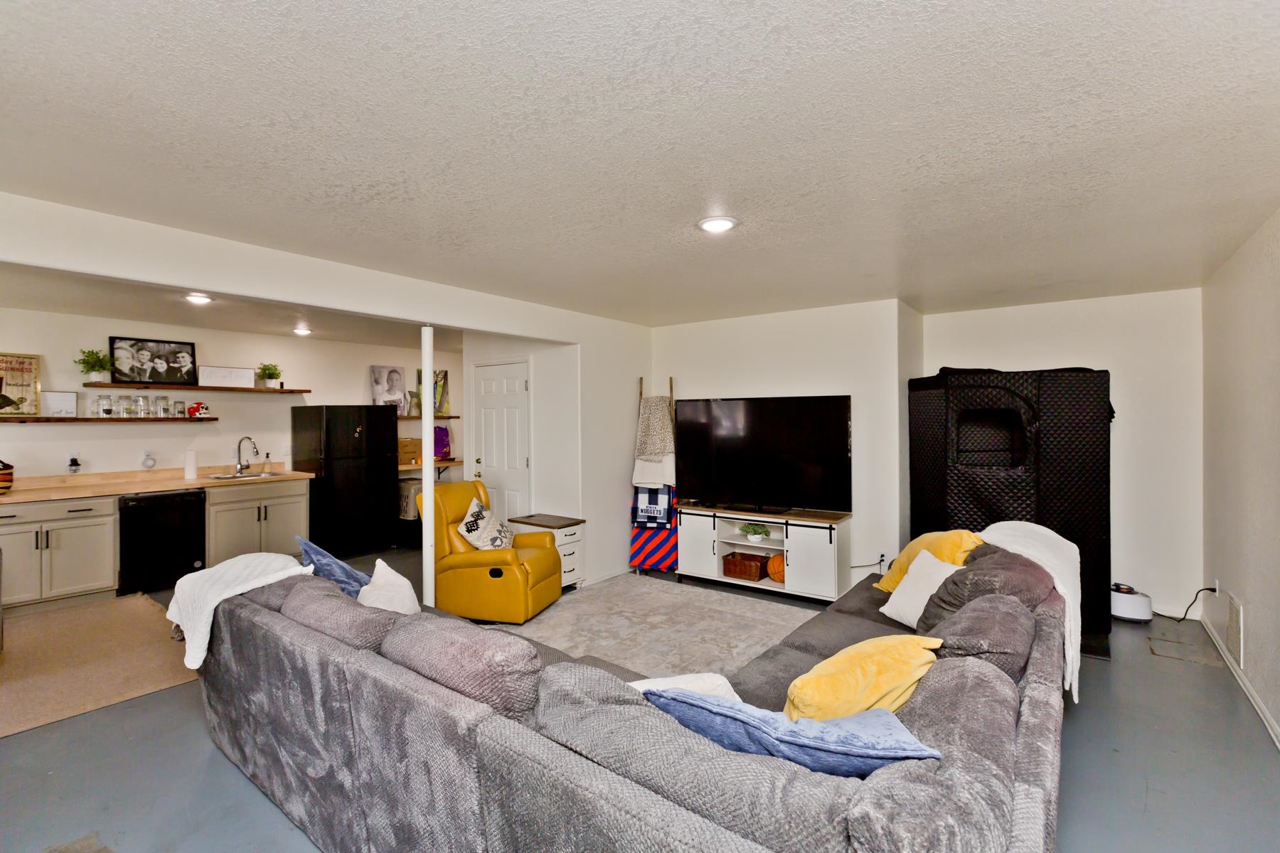 528 Park Ridge Court Grand Junction, CO 81507 - Photo 26 of 42 a living room with furniture and a flat screen tv