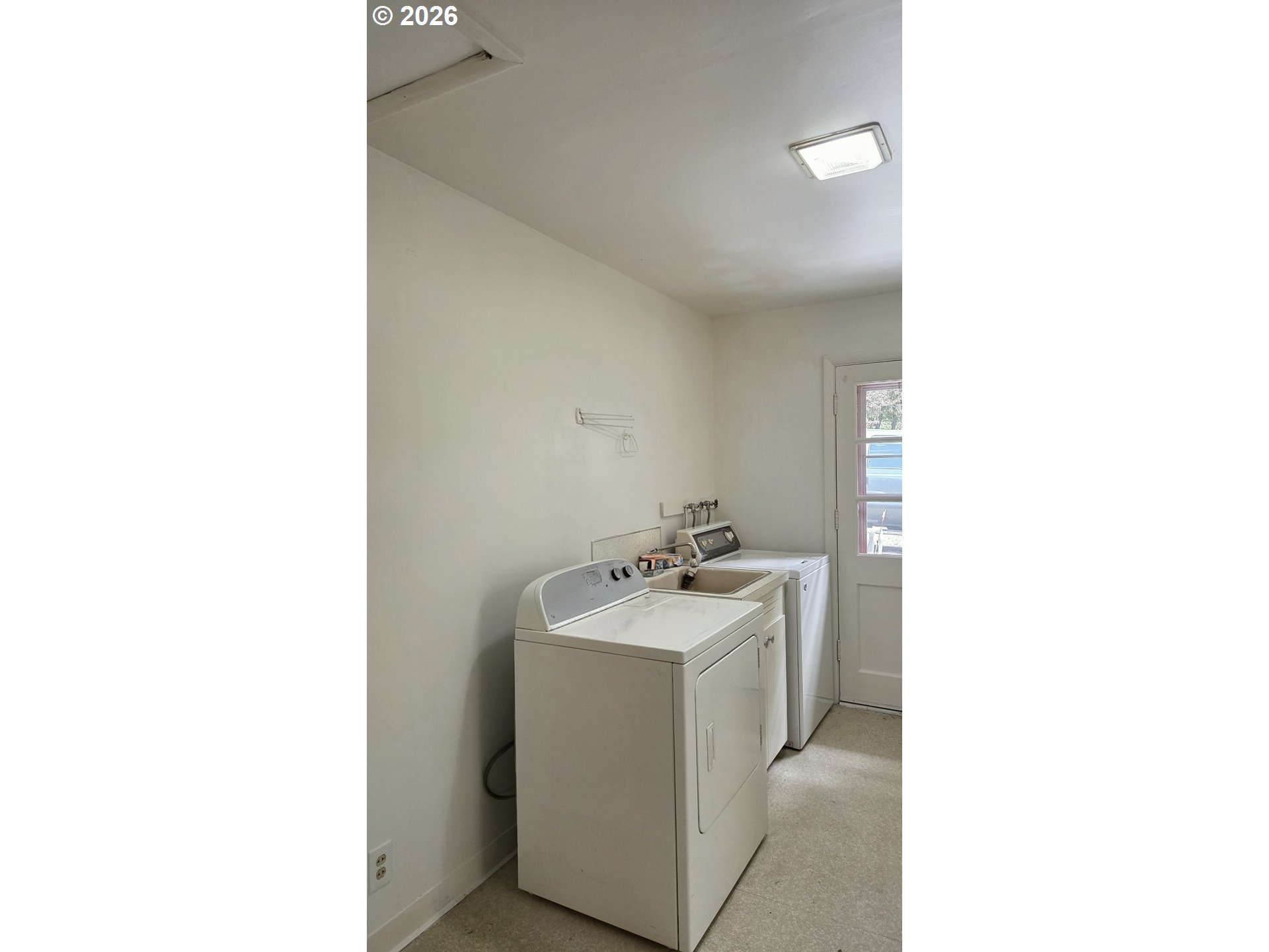 28213 Hunter Creek Heights Road Gold Beach, OR 97444 - Photo 24 of 33 Laundry