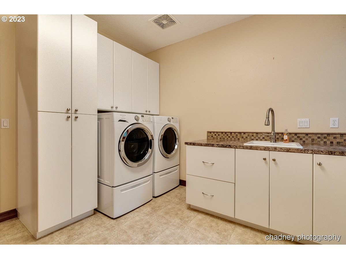 13507 Southeast Richey Road Boring, OR 97009 - Photo 20 of 34 a utility room with dryer and washer