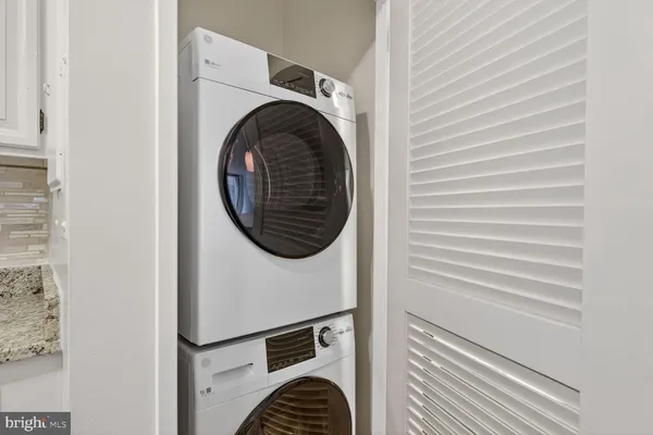 a close up view of a washer and dryer