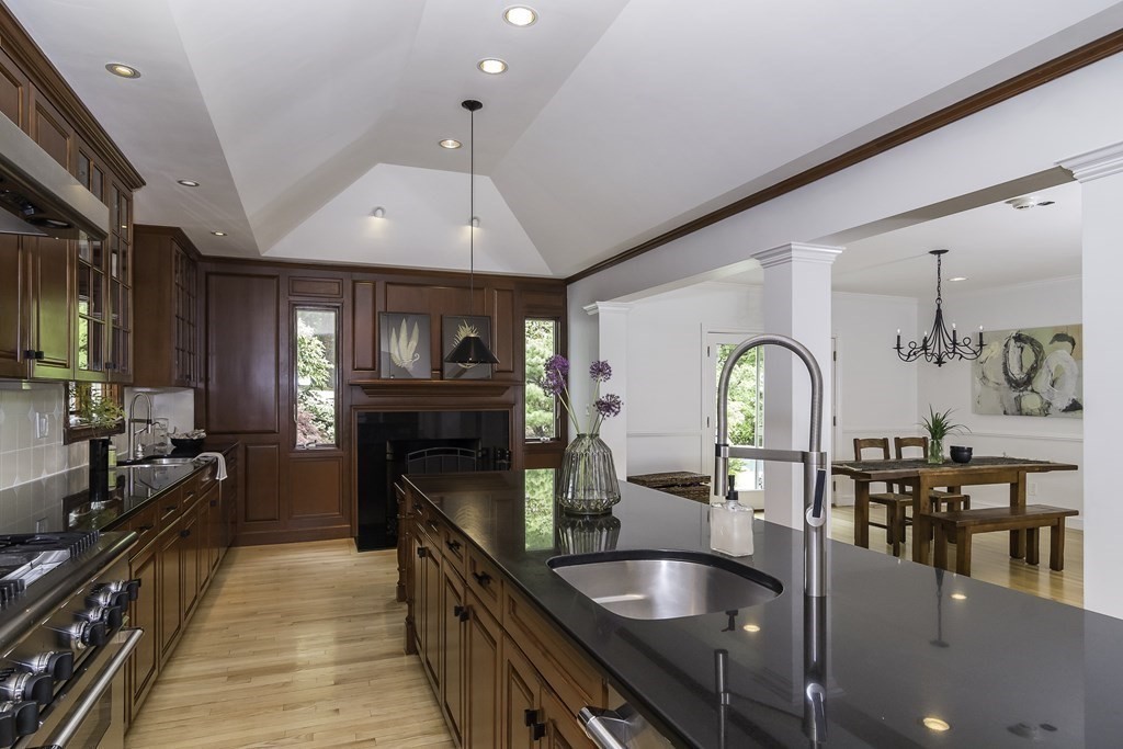 413 Far Reach Road Westwood, MA 02090 - Photo 8 of 29 Gallery Image 8