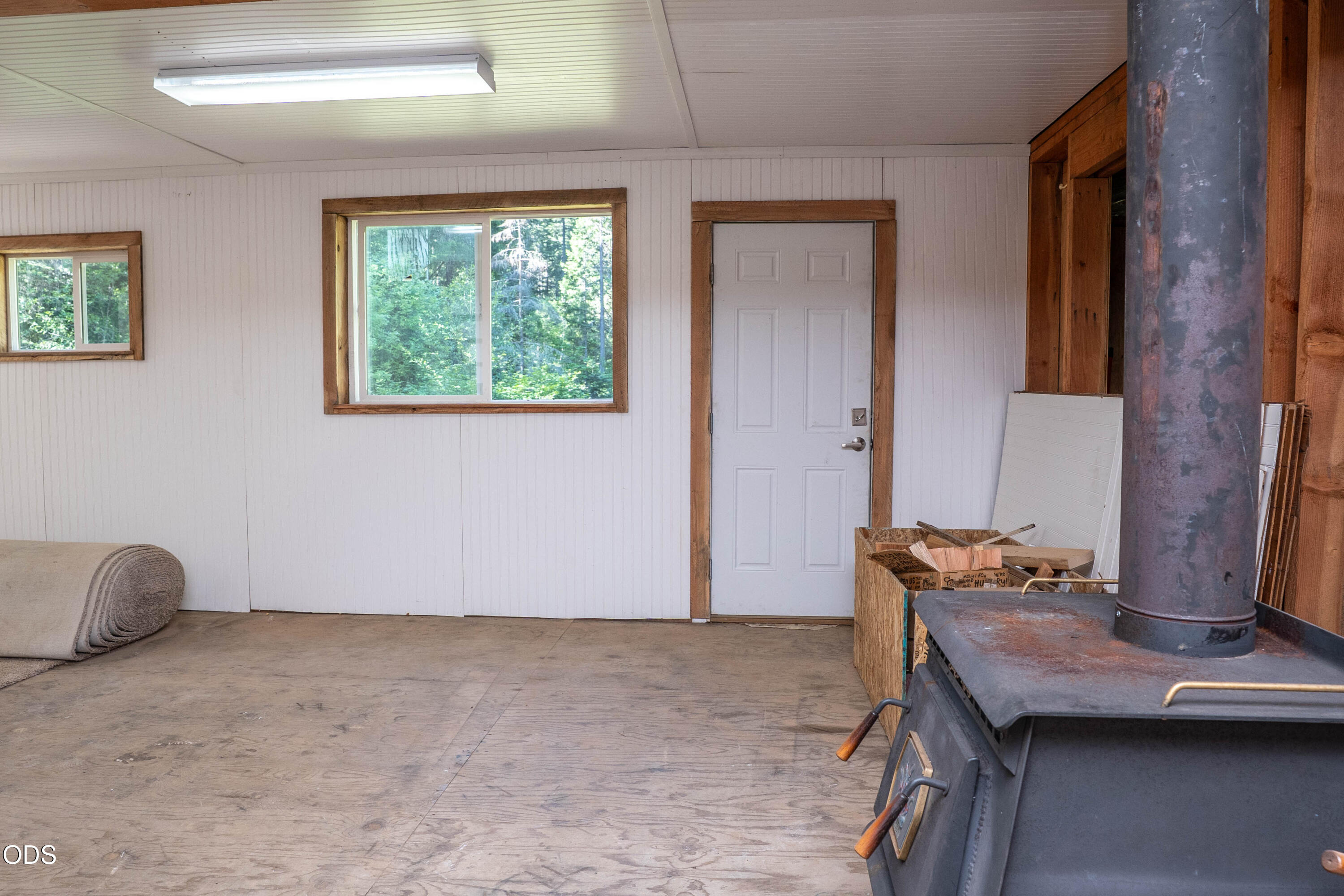 8245 Jumpoff Joe Creek Road Grants Pass, OR 97526 - Photo 16 of 43 a room with furniture and window