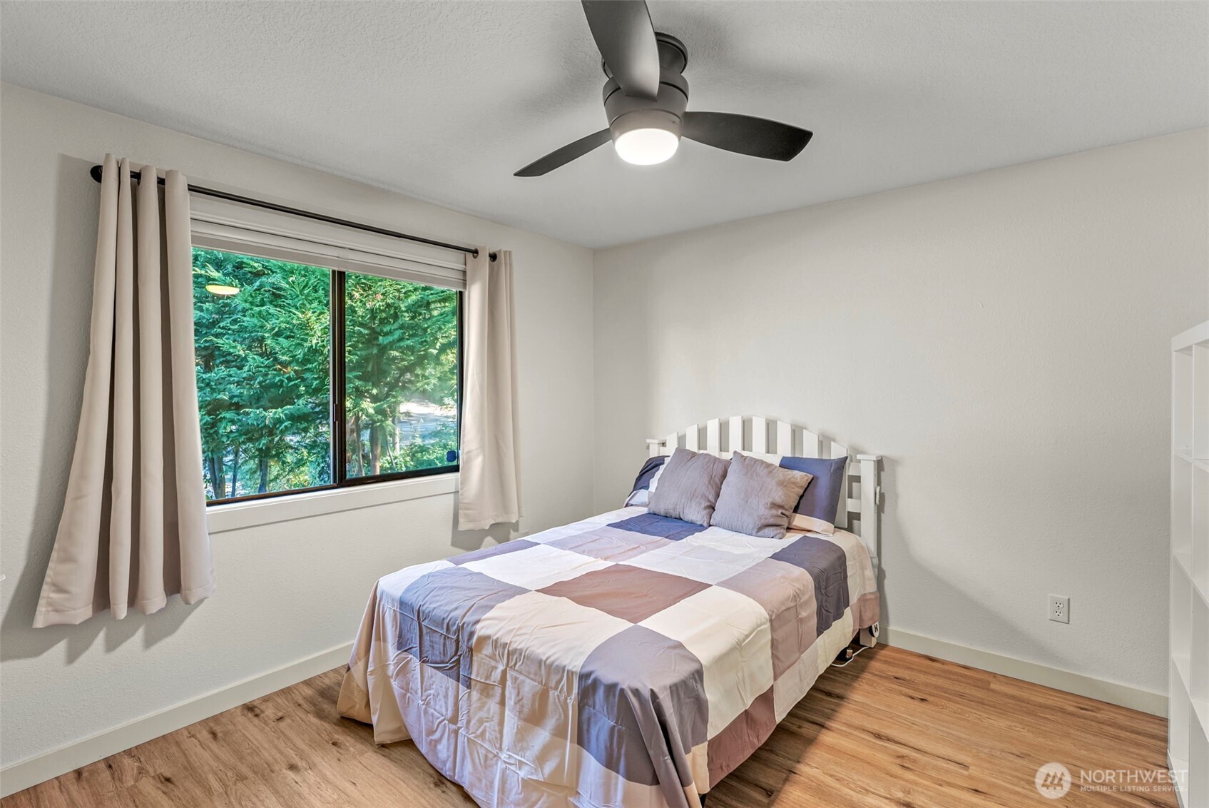 3167 Pacific Way Longview, WA 98632 - Photo 18 of 39 a bedroom with a bed and a window