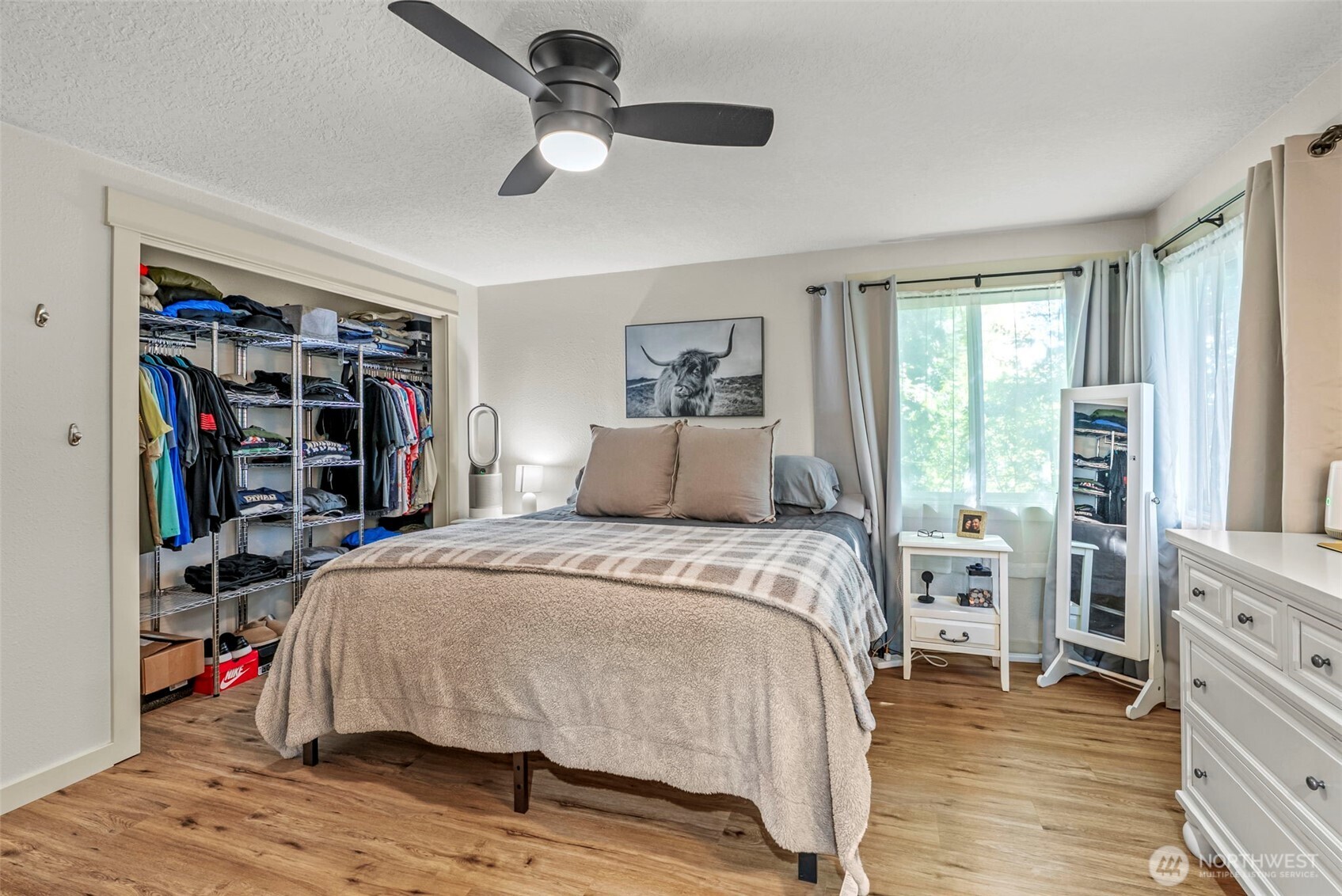 3167 Pacific Way Longview, WA 98632 - Photo 20 of 39 a bed room with a bed and a window