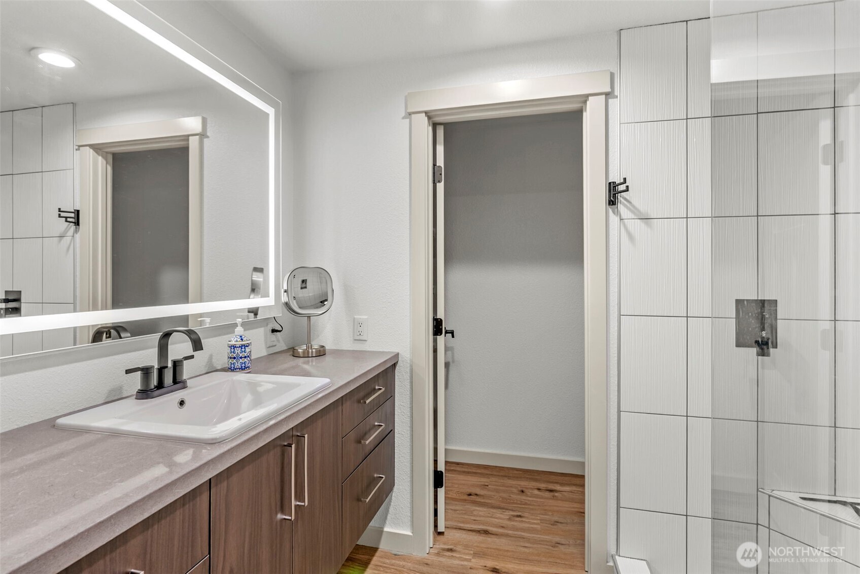 3167 Pacific Way Longview, WA 98632 - Photo 22 of 39 a bathroom with a sink and a mirror
