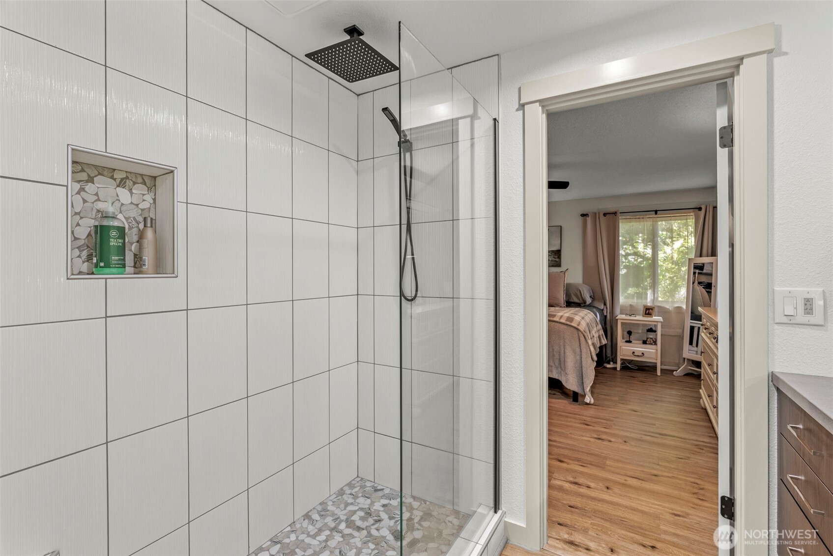 3167 Pacific Way Longview, WA 98632 - Photo 23 of 39 a bathroom with a shower