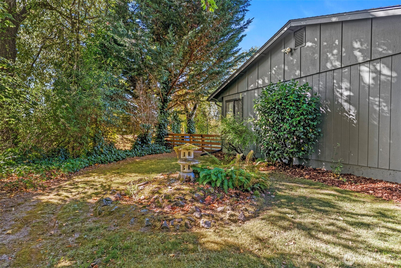 3167 Pacific Way Longview, WA 98632 - Photo 33 of 39 a backyard of a house with lots of green space