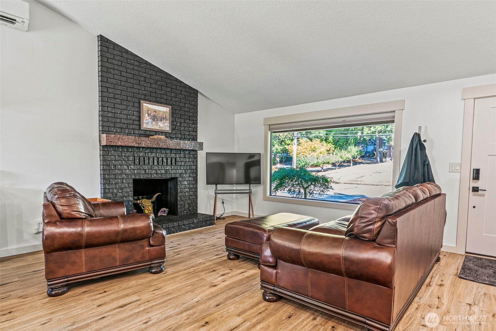 3167 Pacific Way Longview, WA 98632 - Photo 4 of 39 a living room with furniture and a fireplace