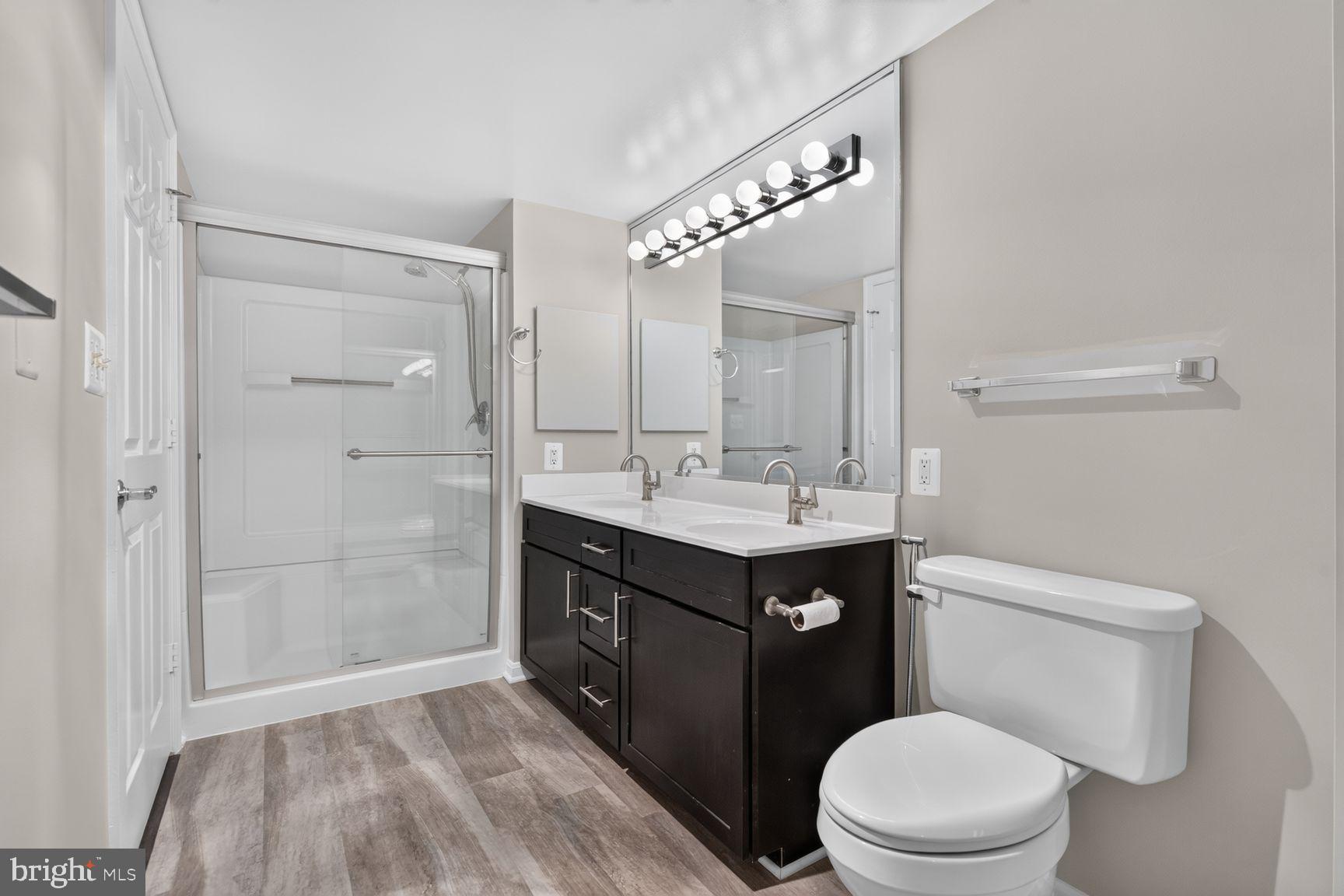 19385 Cypress Ridge Terrace, Unit 903 Leesburg, VA 20176 - Photo 17 of 37 Primary bath view 1, with shower and tub