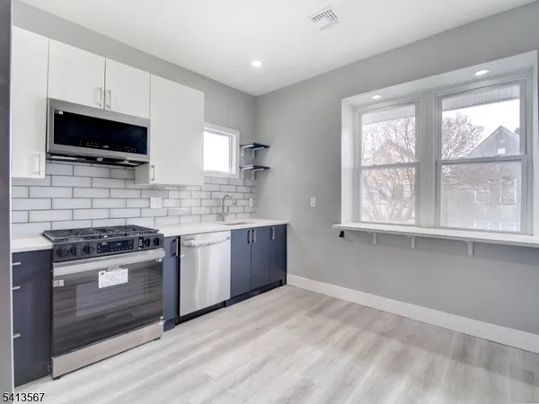 $2,950 | 20 West 49th Street, Unit 2, Bayonne, NJ 07002