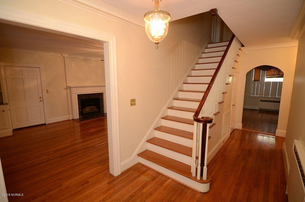 801 Raleigh Rd Parkway West Wilson, NC 27893 - Photo 4 of 17 FOYER_preview