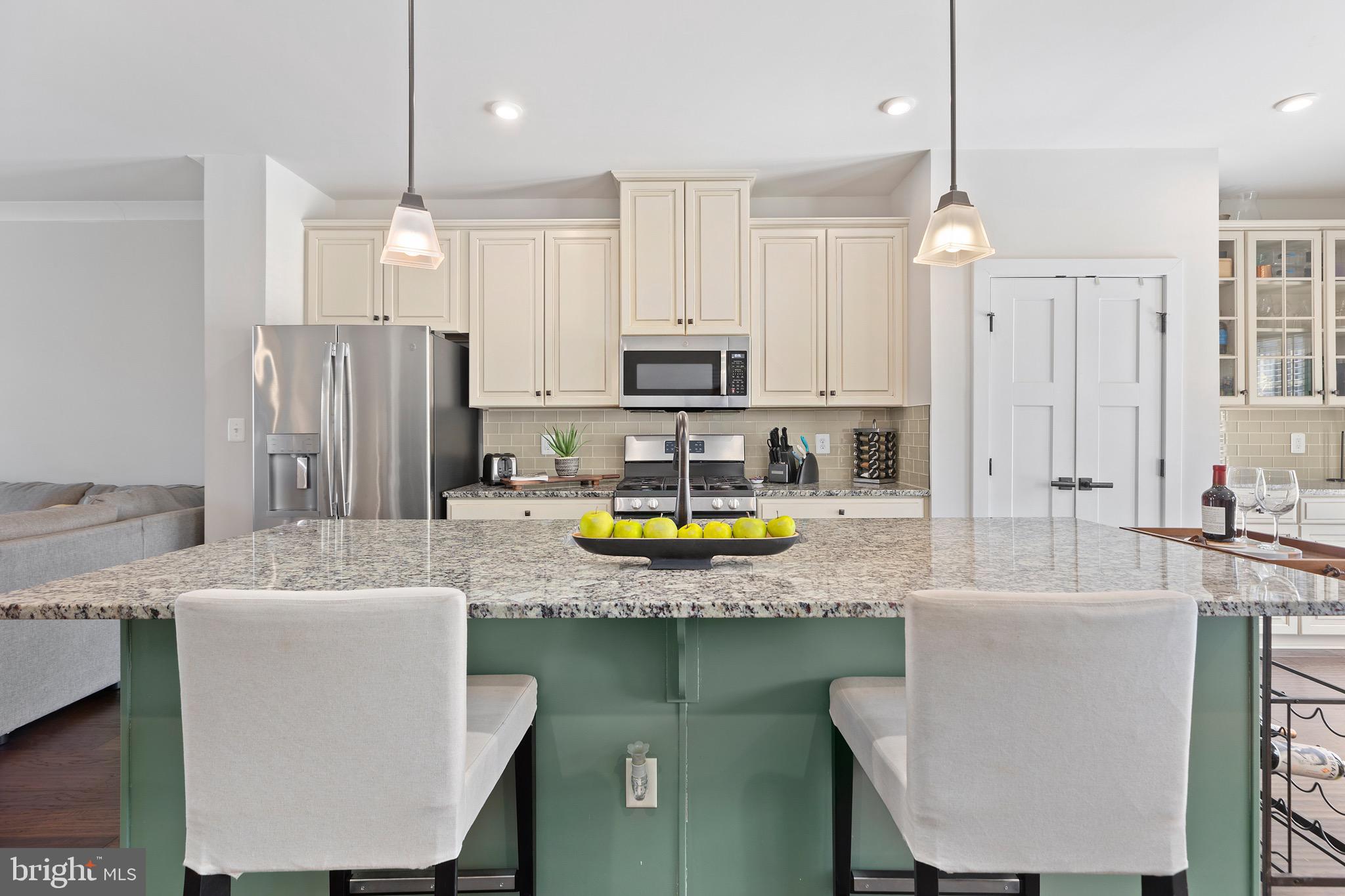 18077 Red Mulberry Road Dumfries, VA 22026 - Photo 23 of 60 Large Center Island w/seating & storage!