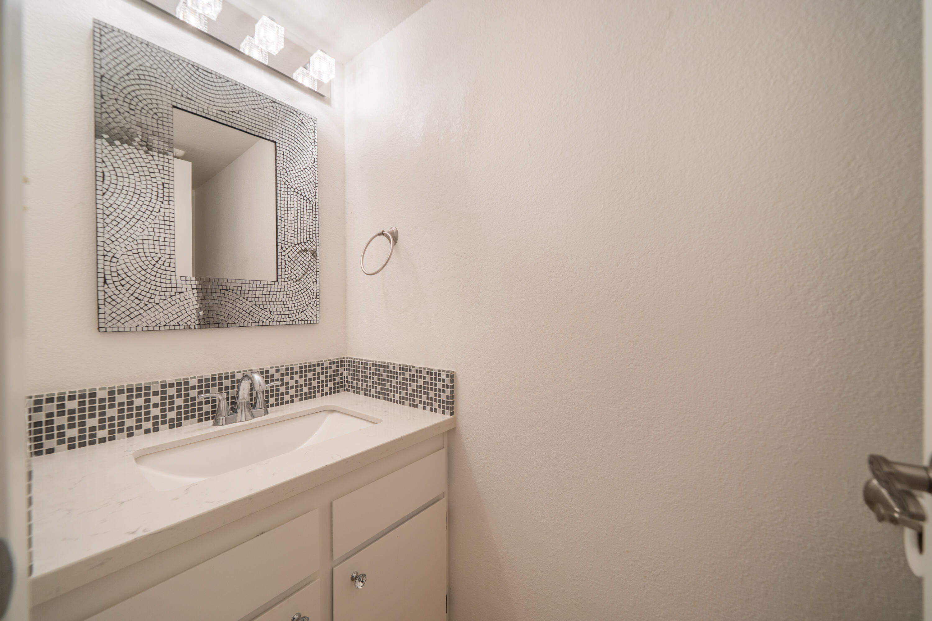 1930 Bechelli Lane Redding, CA 96002 - Photo 4 of 38 Half Bath