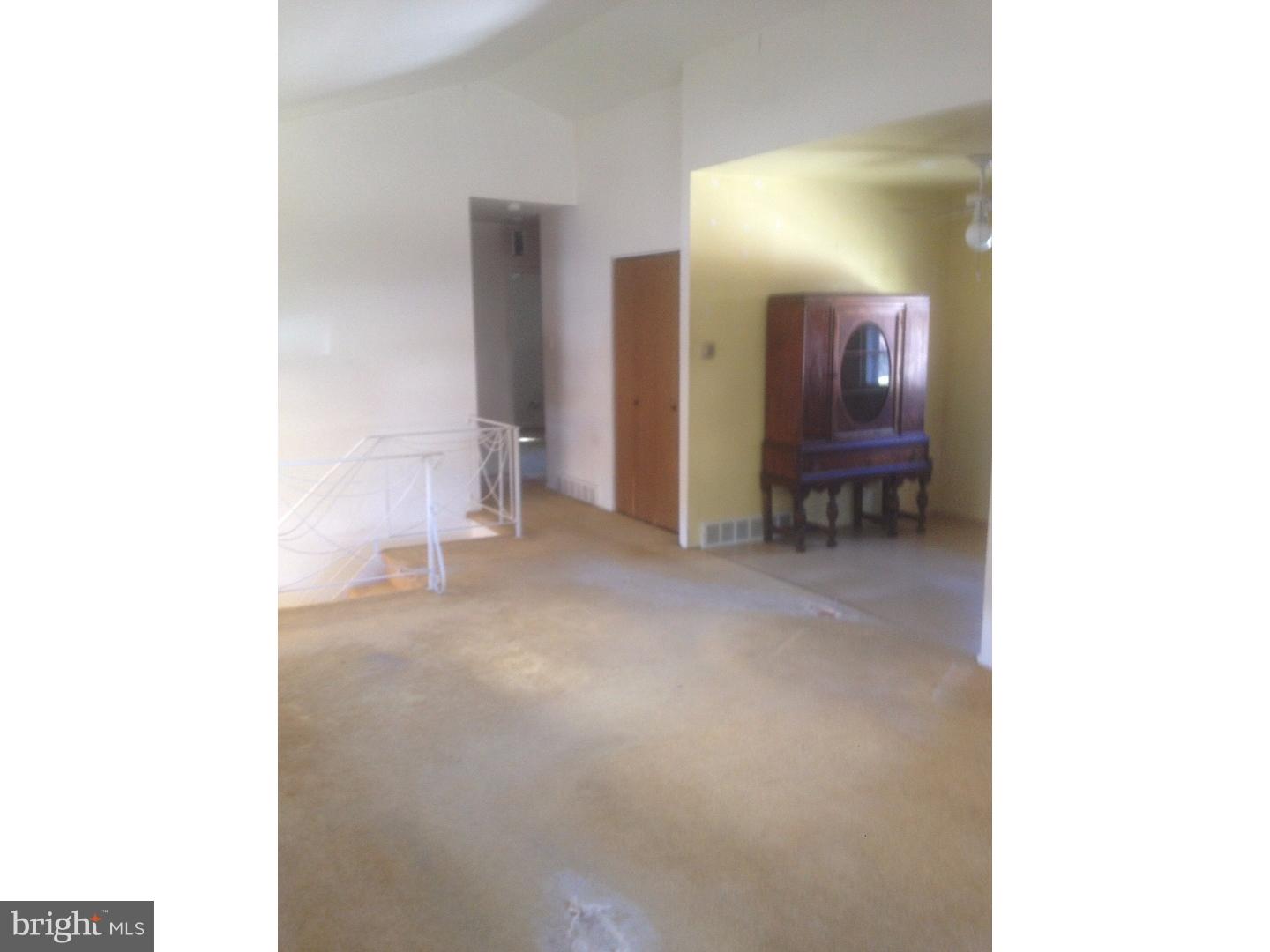 636 Colebrook Road Philadelphia, PA 19115 - Photo 3 of 20 Living Room
