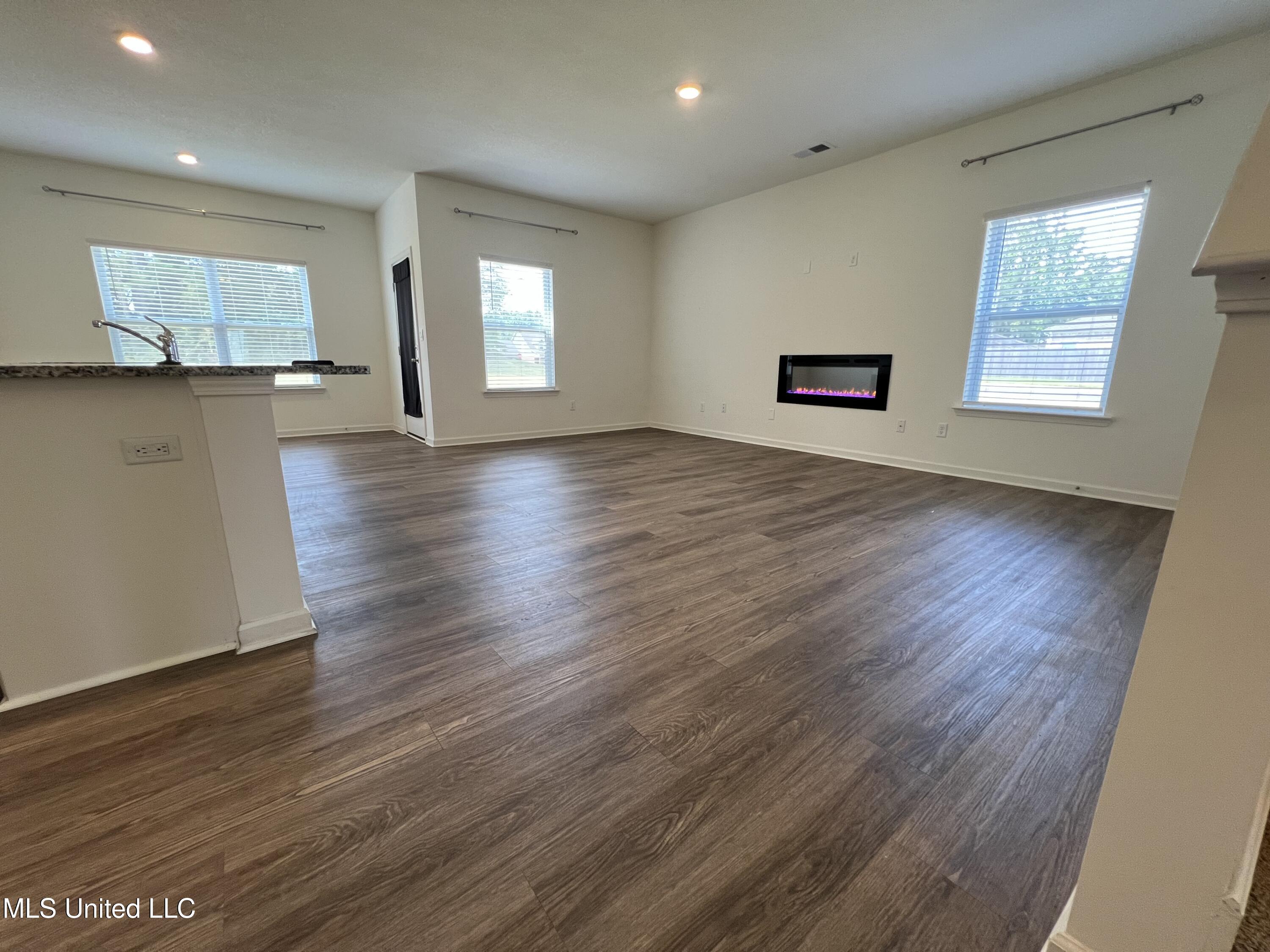 2427 Hyacinth Lane Hernando, MS 38632 - Photo 3 of 12 LR2