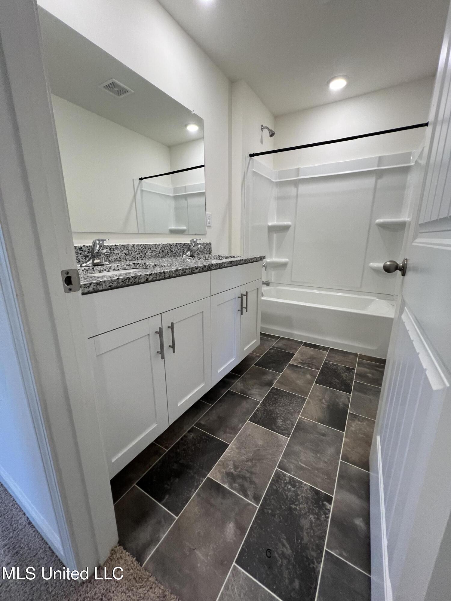 2427 Hyacinth Lane Hernando, MS 38632 - Photo 9 of 12 Upstairs Bathroom - 2