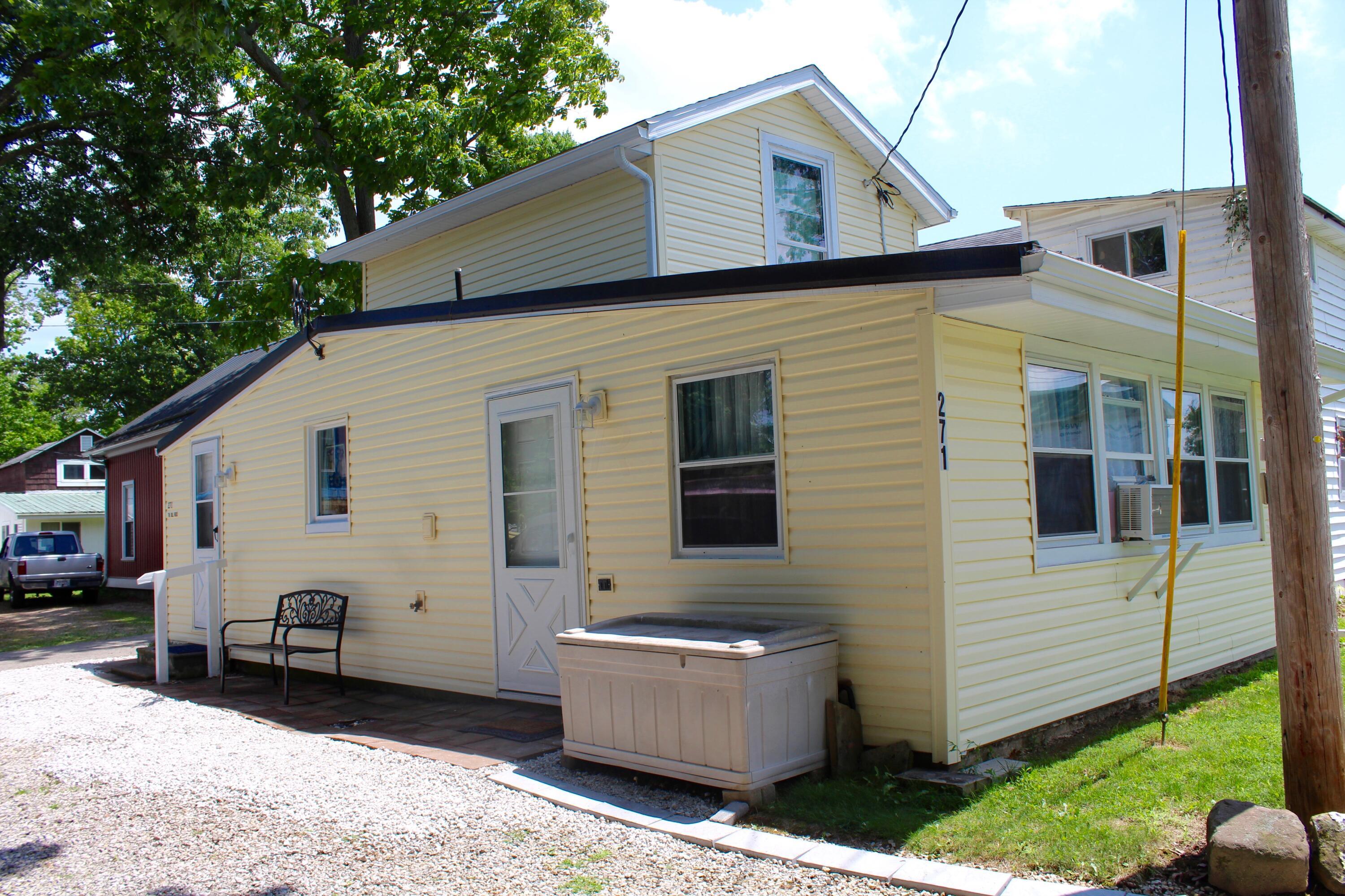 271 10th Street Lancaster, OH 43130 - Photo 2 of 18 Small patio & storage unit