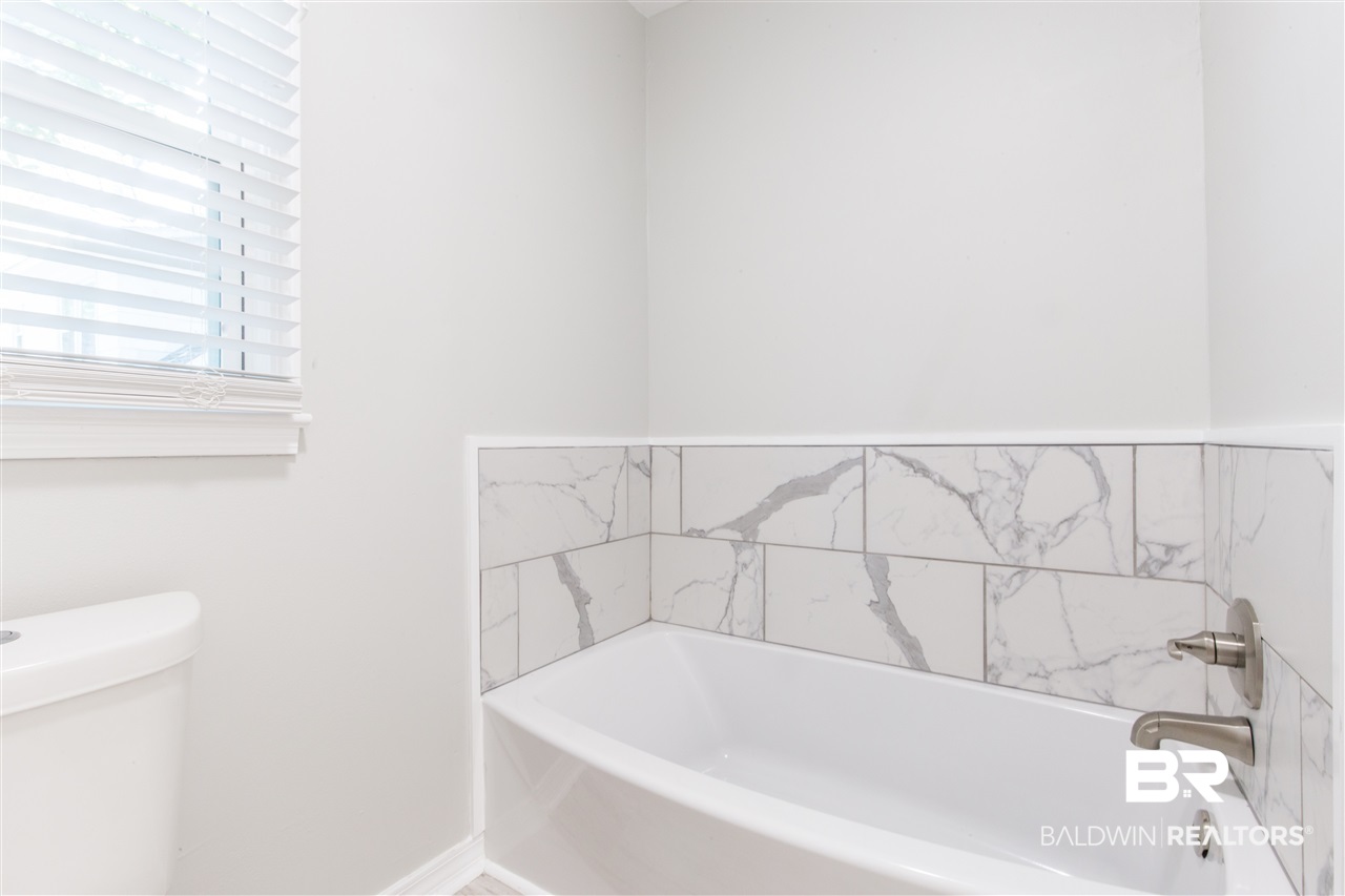 258 Jackson Boulevard Mobile, AL 36609 - Photo 6 of 31 Master Bath