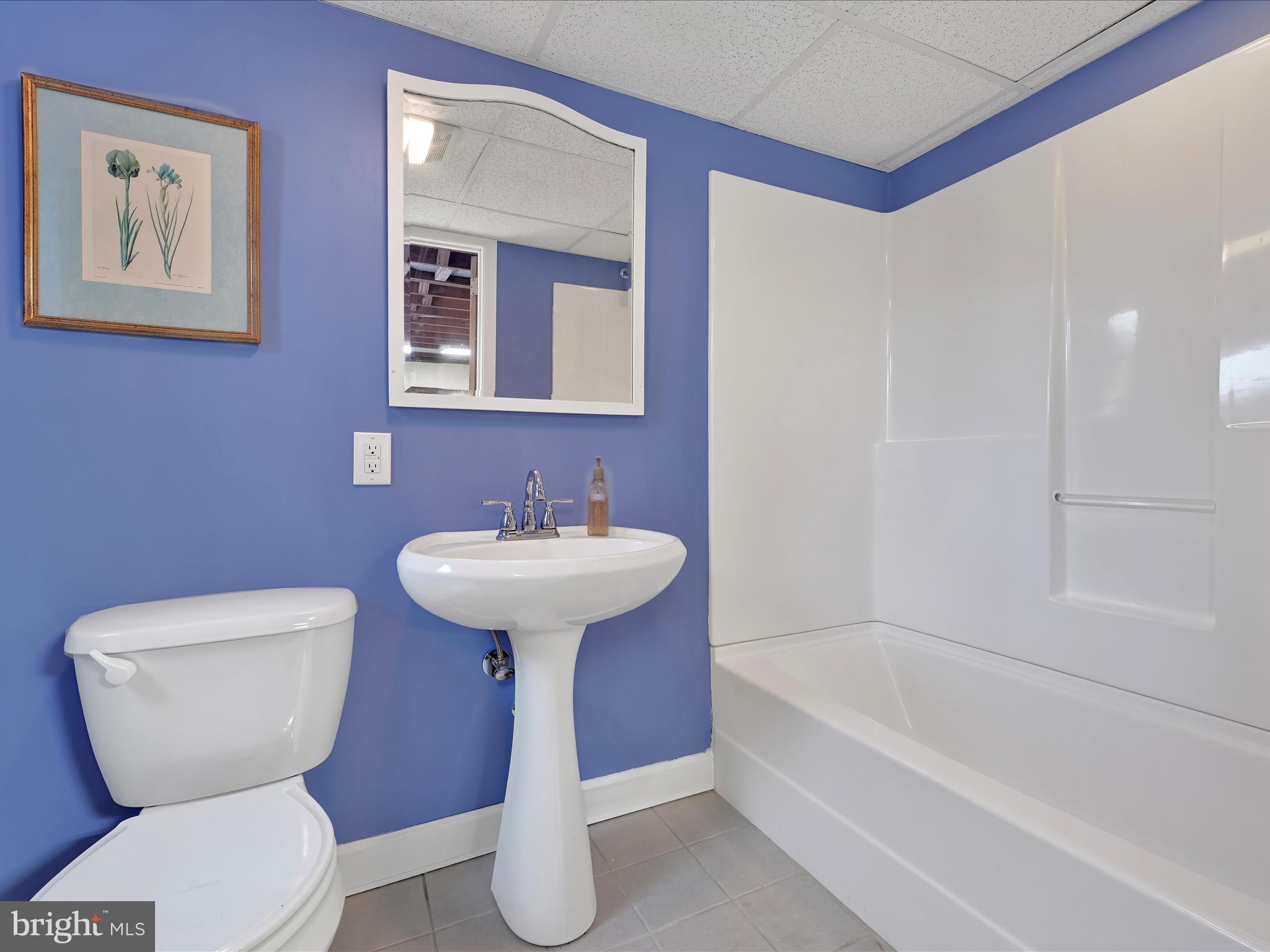 407 Vaughn Road Royersford, PA 19468 - Photo 24 of 32 Full Bathroom is the icing on the cake!